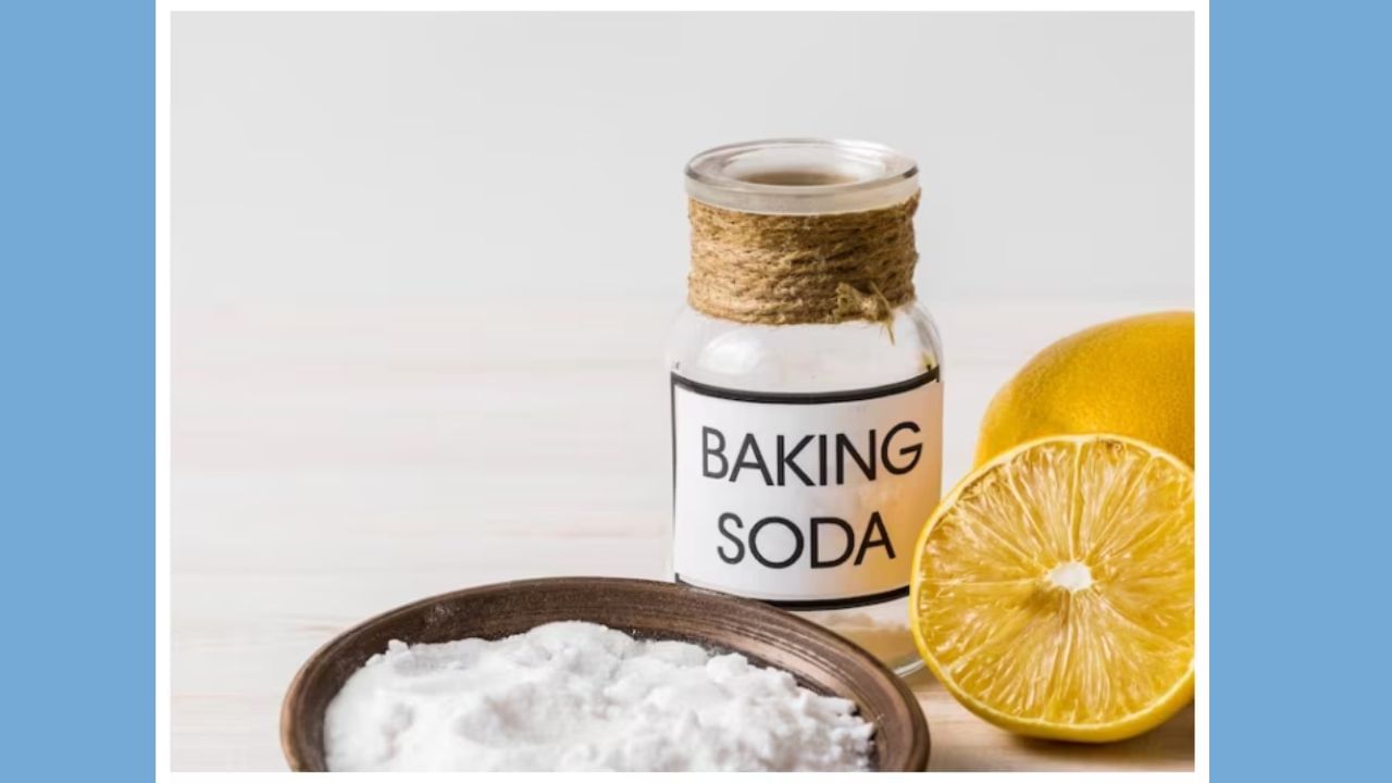 ખાવાના સોડા : જો તમે ઈચ્છો તો માત્ર બેકિંગ સોડાની મદદથી પણ ફોનના કવરને ચમકાવી શકો છો. આ માટે સૌપ્રથમ કવર કેસને ભીના ટુવાલથી લૂછી લો. પછી તેના પર ખાવાનો સોડા છાંટવો અને ટૂથબ્રશને ભીનું કરીને ફોનના કવરને ઘસો. આ સમય દરમિયાન, કવરના તે ભાગને સાફ કરો જ્યાં પીળાશ દેખાય છે તેને બ્રશ વડે ઘસીને સાફ કરો.