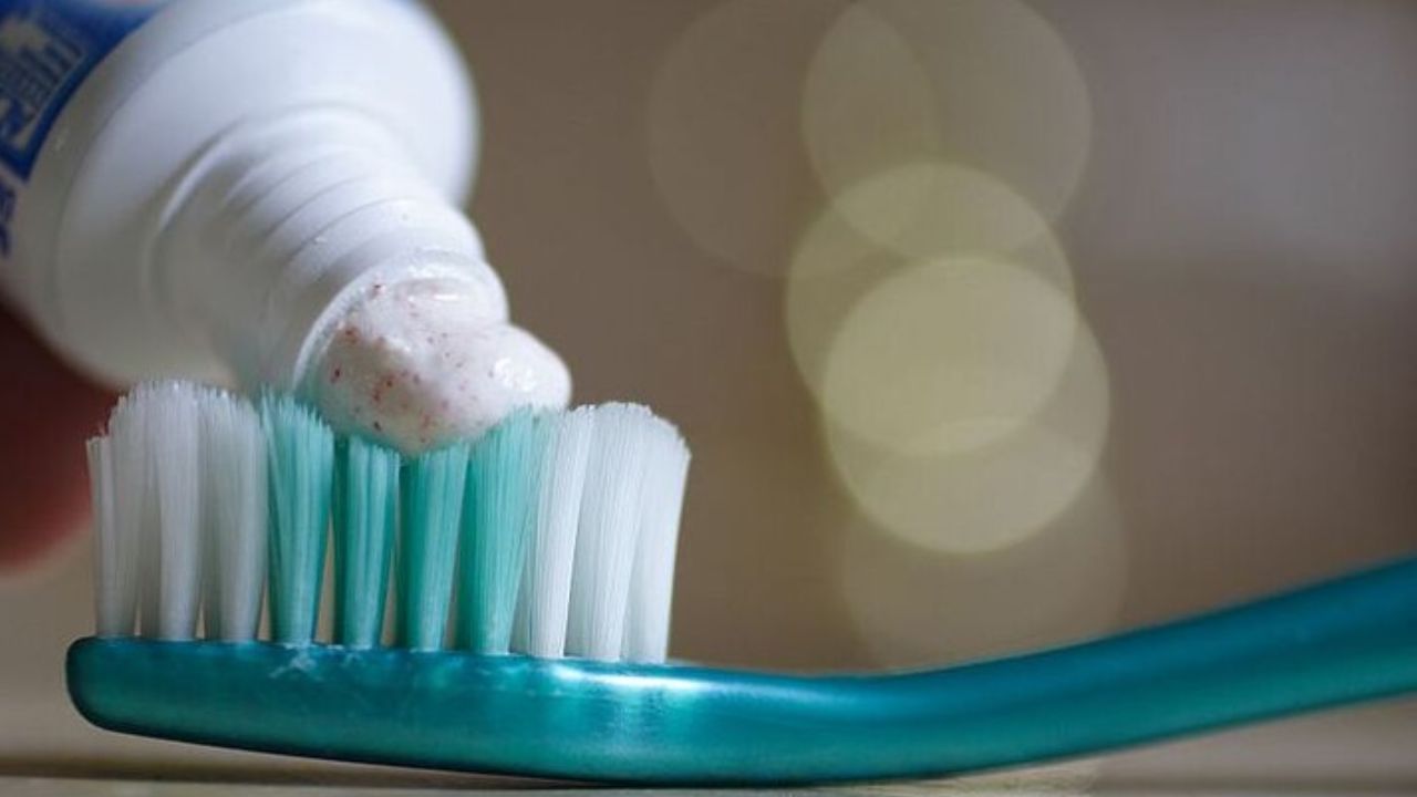 ટૂથપેસ્ટથી કરો સાફ : મોબાઈલના બેક કવરને સાફ કરવા માટે તમે ટૂથપેસ્ટ અને મીઠાનો ઉપયોગ કરી શકો છો. આ માટે પહેલા કવર પર ટૂથપેસ્ટ લગાવો અને તેને પાણીમાં ભીનું કરીને ઘસો. પછી એક મિનિટ પછી ફોનના કવર પર એક કે બે ચપટી મીઠું નાખો અને તેને ફરી સાફ કરી લો. તેનાથી તમારા મોબાઈલ કવર ચમકશે.