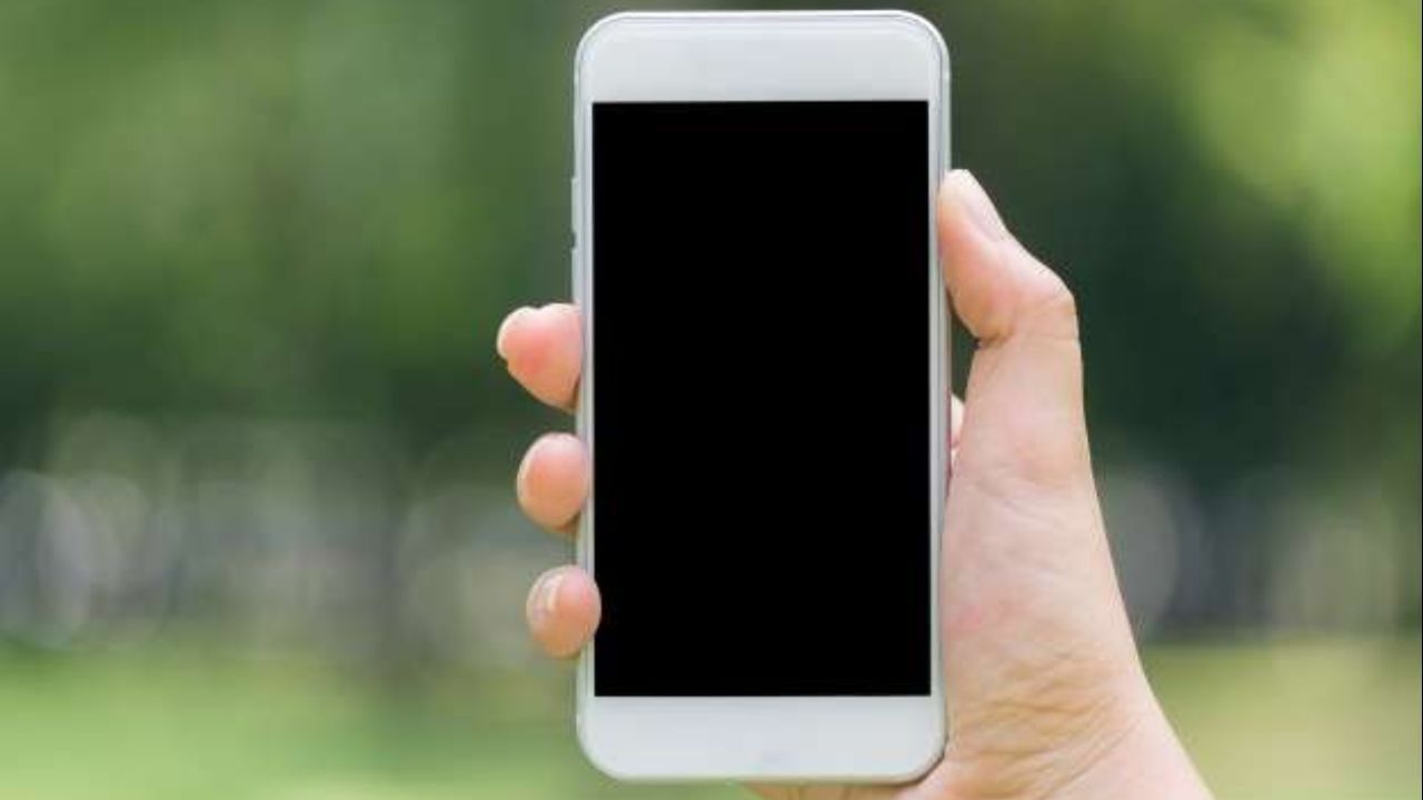 ત્યારે આવું કેમ થાય છે ચાલો પહેલા તેનું કારણ સમજીએ. ફોનમાં પ્રોક્સિમિટી સેન્સર હોય છે, તે લગભગ તમામ સ્માર્ટફોનમાં ઇન્સ્ટોલ કરેલું છે જે સ્ક્રીનને શારીરિક રીતે સ્પર્શ કર્યા વિના ઇલેક્ટ્રોમેગ્નેટિક ફિલ્ડની મદદથી અન્ય સંપર્કમાં આવતી વસ્તુ કે લોકોથી બચાવે છે ત્યારે જો તમે કોલ કરો છો કે પછી કોલ સામેથી આવે છે આ દરમિયાન ફોનની સ્ક્રીન પર તમારો હાથ ફેરવાય છે એટલે કે તમારો હાથ તમારા ફોનની સેન્સરના સંપર્કમાં આવે છે, આથી સેન્સરના કારણે ફોનની સ્ક્રીન બંધ કરી થઈ જાય છે. ત્યારે સ્ક્રીન બંધ થઈ જતા ફોન કોલ આવે છે કે કરીએ છે ત્યારે સ્ક્રીન બ્લેક થઈ જાય છે અને ફોન પર બીજું કોઈ બટન દબાવી શકાતુ નહીં.