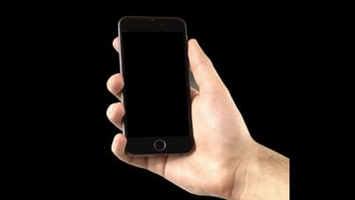 થોડા સમય ફોનનો યુઝ કર્યા પછી સ્માર્ટફોનમાં નાની-મોટી સમસ્યાઓ દેખાવા લાગે છે, જેને તમે સર્વિસ સેન્ટરમાં ગયા વિના જાતે જ ઠીક કરી શકો છો, આ માટે તમારે વારંવાર સર્વિસ સેન્ટર કે લોકલ ફોન શોપની મુલાકાત લેવાની જરૂર નથી. આવી જ એક સમસ્યા જેનો ઘણા ફોન યુઝર્સે સામનો કરી રહ્યા છે અને તે છે કોલ દરમિયાન સ્ક્રીન આપમેળે બંધ થઈ જવી અથવા તો સ્ક્રીન બ્લેક થઈ જવી. આમ થતા કોલ તો વાગ્યા કરે છે પણ સ્ક્રીન પર કઈ જ દેખાતુ નથી એટલે યુઝર્સ કોલ રિસીવ કરવામાં મુશ્કેલીનો સામનો કરવો પડે છે.