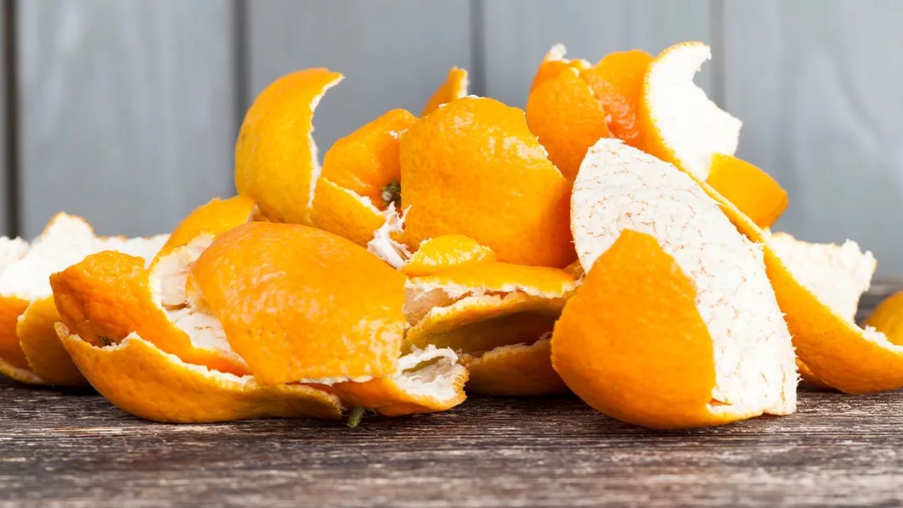 નારંગીની છાલથી : દાંતને ચમકાવવા માટે કેળા કે નારંગીની છાલ ખૂબ જ ફાયદાકારક છે. તેમની છાલનો અંદરનો ભાગ દાંત પર ઘસો. તેનાથી દાંતની પીળાશ દૂર થશે. તેમાં મેગ્નેશિયમ, મેંગેનીઝ અને પોટેશિયમ હોય છે - જે દાંતના ઈનેમલ માટે સારું છે.