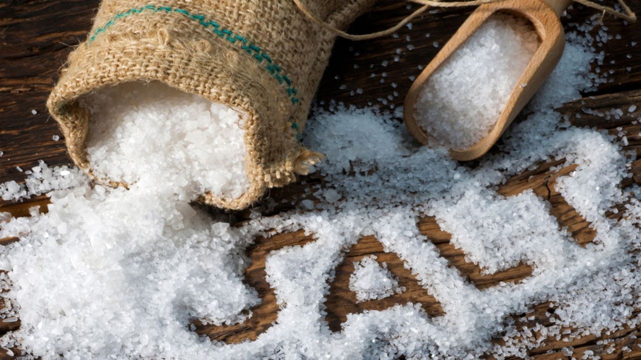 યુએસ ડિપાર્ટમેન્ટ ઓફ એગ્રીકલ્ચર અનુસાર, શુદ્ધ મીઠું ક્યારેય બગડતું નથી. પરંતુ અશુદ્ધ દરિયાઈ મીઠામાં ઓછી માત્રામાં દરિયાઈ શેવાળ હોય છે. ઘરોમાં વપરાતા આયોડીનયુક્ત મીઠામાં આયોડીન કેમિકલ હોય છે. ટેબલ અને કોશર મીઠામાં એન્ટી-કેકિંગ એજન્ટ નામનુ તત્વ હોય છે, જે સમય જતાં મીઠાના ખરાબ થવાનું કારણ બની શકે છે.આનાથી મીઠામાં ભેજ પ્રવેશી શકે છે અને તેમાં ગઠ્ઠો બનવાનું શરૂ થઈ શકે છે. આથી એમ કે આપણા ઘરે વપરાતુ મીઠું કેમિકલ વાળુ અને પ્રોસેસ્ડ હોય છે આથી તેમાં ભેજ થઈને બગડી શકે છે પણ શુદ્ધ મીઠું ક્યારેય ખરાબ થતુ નથી અને ના તો તેની એક્સપાયરી ડેટ હોય છે.