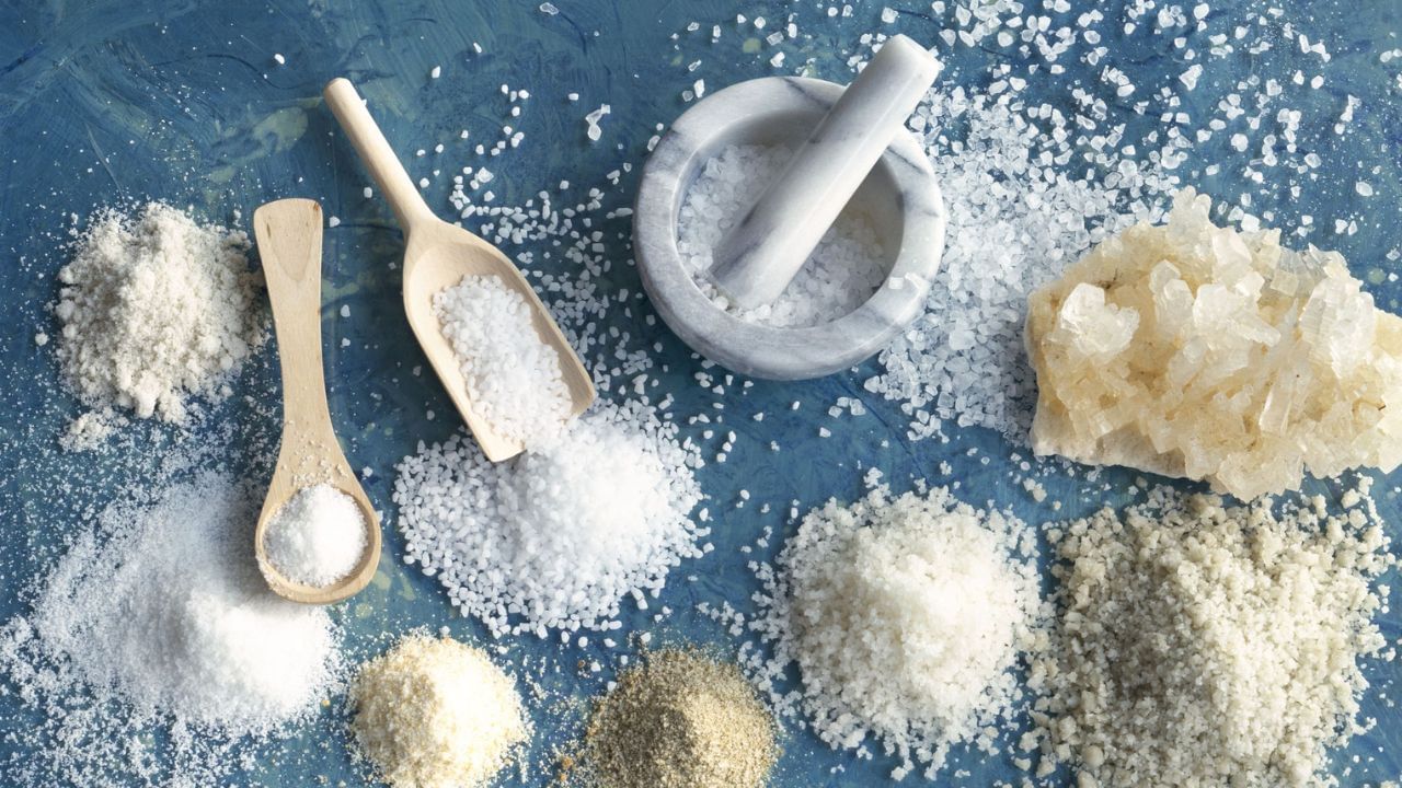 સામાન્ય મીઠામાં સોડિયમ ક્લોરાઇડ હોય છે, જે રાસાયણિક રીતે સ્થિર હોય છે. આનો અર્થ એ છે કે સમયની મીઠા પર કોઈ નોંધપાત્ર અસર થતી નથી, એટલે કે, તે મીઠું ક્યારેક ખરાબ થતું નથી ના તો તેની એક્સપાયરી થાય છે. મીઠામાં બેક્ટેરિયા કે ફૂગ વધવાની કોઈ શક્યતા નથી. ખોરાકને બગાડતા બેક્ટેરિયાને વધવા માટે ભેજની જરૂર હોય છે, પરંતુ શુદ્ધ મીઠામાં પાણી હોતું નથી. તેથી તે ખરાબ પણ થતુ નથી.