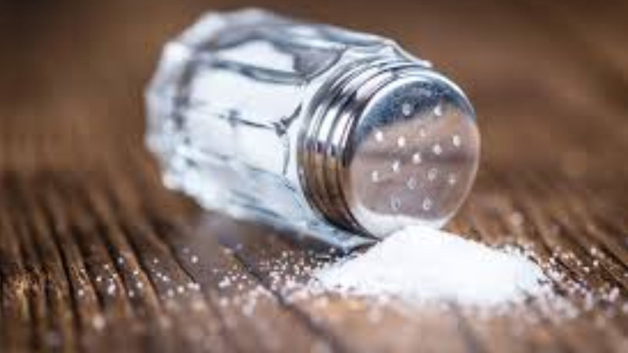 મીઠું બગડતું નથી તેનું એક કારણ એ છે કે તે ઘણા જીવાણુઓ માટે ખતરો છે. નેશનલ એકેડેમિક્સ ઈન્સ્ટીટ્યુટ ઓફ મેડિસિનના અહેવાલ મુજબ, ખોરાકમાં મીઠું ઉમેરવાથી માઇક્રોબાયલ કોશિકાઓ ઓસ્મોટિક શોકમાંથી પસાર થાય છે. આને કારણે, માઇક્રોબાયલ કોષોમાંથી પાણીની અછત હોઈ શકે છે. આ પ્રક્રિયાને કારણે માઇક્રોબાયલ કોષો વધવા સક્ષમ નથી.