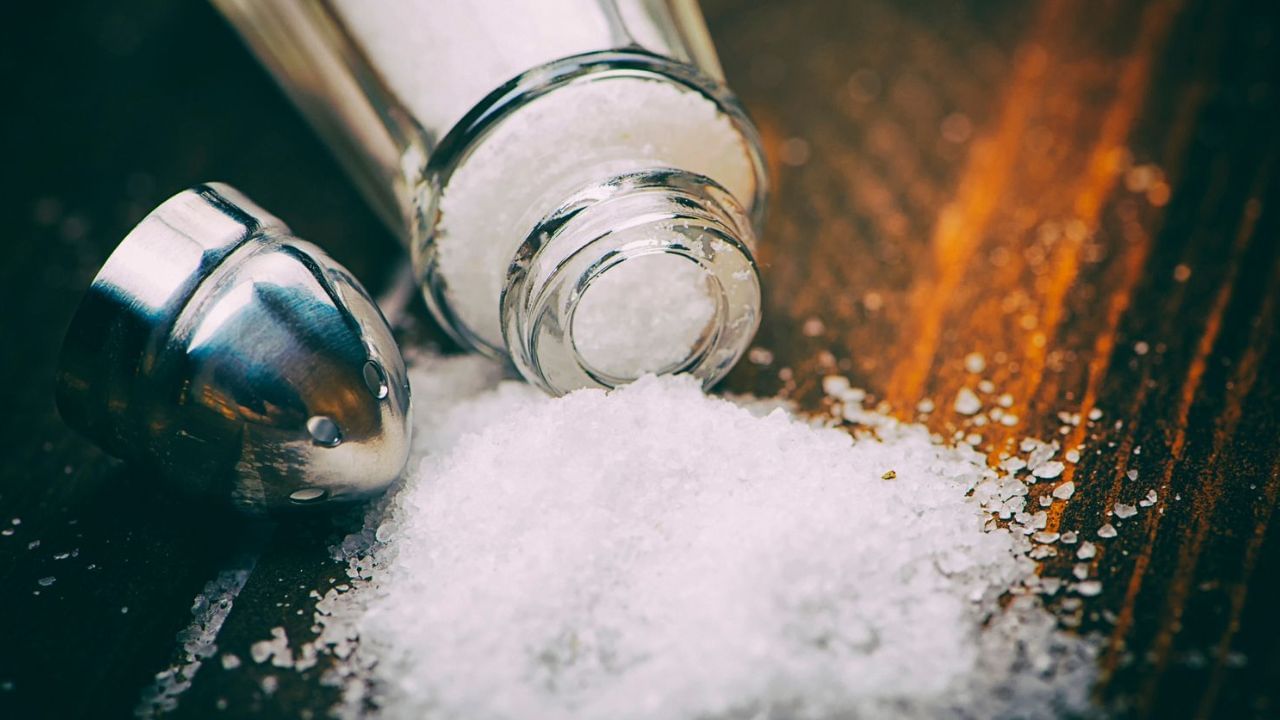 મસાલા, શાકભાજી કે કઠોળ - રસોડામાં હાજર આ બધી વસ્તુઓ થોડા સમય પછી બગડી જાય છે પણ મીઠું ક્યારેય ખરાબ થઈ શકે છે? મીઠું ખુબ કાળજી સાથે વપરાય છે. મીઠું વધારે પડી જાય તો ખોરાક બેસ્વાદ લાગે છે પરંતુ ઘણી વખત મીઠું નાખ્યા પછી પણ ખાવામાં સ્વાદ સારો આવતો નથી, તો શું એનો અર્થ એવો થાય કે મીઠું ખરાબ કે એક્સપાયર થઈ ગયું છે? ચાલો જાણીએ આ સવાલનો જવાબ.