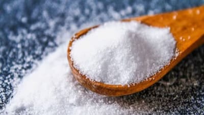 મીઠા વગર ખોરાક અધૂરો છે. તેના વગર તો ખોરાકમાં સ્વાદ જ નથી લાગતો. રસોઈ બનાવતી વખતે તમે ગમે તેટલા મસાલાનો ઉપયોગ કરો, જ્યાં સુધી મીઠું ઉમેરવામાં ન આવે ત્યાં સુધી ખોરાકમાં સ્વાદ સારો આવતો નથી. મીઠું એક પ્રકારનું ખનિજ છે, જે સોડિયમ ક્લોરાઇડથી બનેલું છે. મીઠું પણ આપણા રસોડામાં સૌથી મહત્વની વસ્તુ છે. ત્યારે શું મીઠાની એક્સપાઈરી ડેટ હોય છે કે કેમ ચાલો જાણીએ.