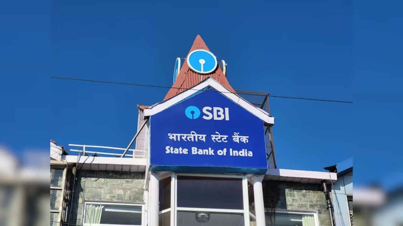 SBI એકાઉન્ટ આ રીતે એક્ટિવેટ થશે : ડિએક્ટિવ ખાતું ધરાવતો ગ્રાહક લેટેસ્ટ KYC ડોક્યુમેન્ટ્સ સાથે કોઈપણ SBI શાખાની મુલાકાત લઈ શકે છે. ત્યારપછી તેણે એકાઉન્ટ એક્ટિવેટ કરવા માટે રિક્વેસ્ટ કરવાની રહેશે, ત્યારબાદ બેંક ડિટેલ્સ ચેક કરીને એકાઉન્ટ એક્ટિવેટ કરશે. અને ગ્રાહકને આ માહિતી SMS દ્વારા મળશે.
