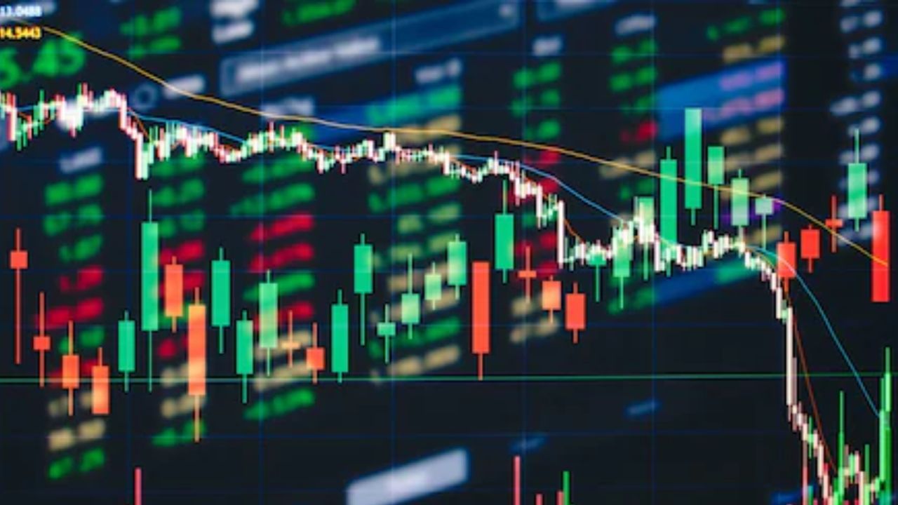 સેન્સેક્સ કંપનીઓમાં પાવર ગ્રીડના શેર આજે સૌથી વધુ 0.73 ટકાના વધારા સાથે ખૂલ્યા હતા. આ સિવાય ભારતી એરટેલના શેરમાં 0.48 ટકા, અદાણી પોર્ટ્સના શેરમાં 0.47 ટકા, ટાટા મોટર્સના શેરમાં 0.18 ટકા, હિન્દુસ્તાન યુનિલિવરના શેરમાં 0.18 ટકા, નેસ્લે ઈન્ડિયાના શેરમાં 0.14 ટકા, એશિયન પેઇન્ટ્સના શેરમાં 0.12 ટકાનો વધારો થયો છે. ફાર્મા 0.07 ટકા અને કોટક મહિન્દ્રા બેન્ક 0.03 ટકા. એનટીપીસીના શેર આજે કોઈપણ ફેરફાર વગર ખુલ્યા હતા.