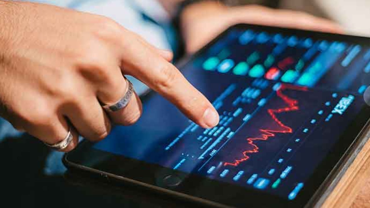 સેન્સેક્સ લગભગ 160 પોઈન્ટના ઘટાડા સાથે 81,149 ની આસપાસ ટ્રેડ કરી રહ્યો હતો. તે જ સમયે, નિફ્ટી 30 પોઇન્ટના ઘટાડા સાથે 24,505ના સ્તરે હતો. નિફ્ટી બેન્ક 62 પોઈન્ટના ઘટાડા સાથે 53,129ના સ્તરે હતો. આ પછી તેમાં 120 પોઈન્ટનો ઘટાડો થયો હતો. આઈટી અને મેટલ ઈન્ડેક્સ પર દબાણ જોવા મળ્યું હતું. રિયલ્ટી અને ઓઈલ એન્ડ ગેસ ઈન્ડેક્સ સિવાય તમામ સેક્ટોરલ ઈન્ડેક્સ લાલ નિશાનમાં હતા.