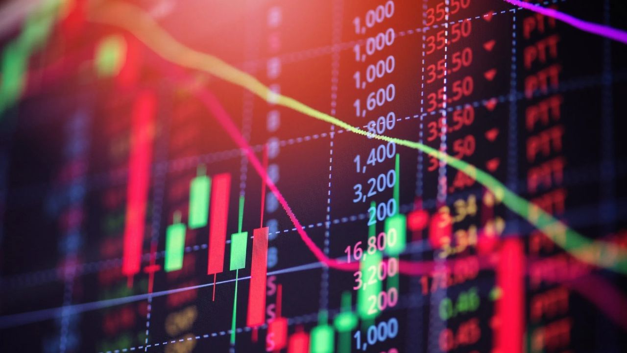 તમને જણાવી દઈએ કે ગુરુવારે પણ શેરબજાર લાલ નિશાનમાં ખુલ્યું હતું. ગઇકાલે સેન્સેક્સ 49.38 પોઇન્ટના ઘટાડા સાથે 81,476.76 પોઇન્ટ પર અને નિફ્ટી 50 ઇન્ડેક્સ 37.35 પોઇન્ટના ઘટાડા સાથે 24,604.45 પોઇન્ટ પર ખુલ્યો હતો.