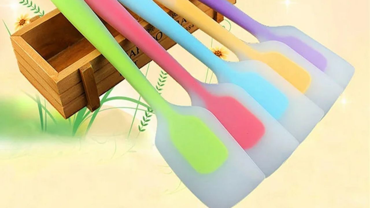 સિલિકોન સ્પેટુલા : તે ખોરાક રાંધવા માટે વપરાતું વાસણ છે. તેનો ઉપયોગ ઘણી વસ્તુઓમાં થાય છે જેમ કે ખોરાકમાં મિશ્રણ કરવું વગેરે. આ સિલિકોન સ્પેટુલા રાસાયણિક પદાર્થોમાંથી બનાવવામાં આવે છે જે સ્વાસ્થ્ય માટે હાનિકારક છે. આમાં પણ સમયાંતરે ફેરફાર થવો જોઈએ.
