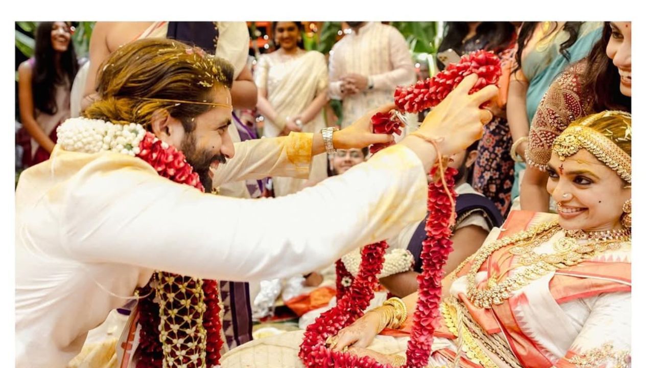 લગ્ન પછી નાગાર્જુને તેના પુત્ર અને પુત્રવધૂના લગ્નના ફોટા શેર કર્યા, પરંતુ દંપતીએ તરત જ કોઈ ફોટો શેર કર્યો ન હતો. હવે શોભિતાએ કેટલીક અનસીન તસવીરો શેર કરી છે, જે ઘણી હેડલાઈન્સ મેળવી રહી છે.