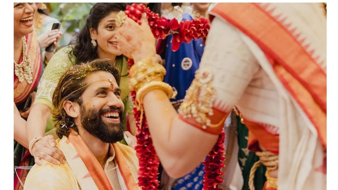 શોભિતા ધુલીપાલાએ શેર કરેલી લગ્નની તસવીરોમાં અભિનેત્રી ખૂબ જ સુંદર લાગી રહી છે. તેણે આ તસવીરો પોતાના ઈન્સ્ટાગ્રામ હેન્ડલ પર શેર કરી છે અને ચાહકો આ તસવીરોને પસંદ કરી રહ્યા છે. શોભિતાએ આ તસવીરોને એક સુંદર કેપ્શન પણ આપ્યું છે.