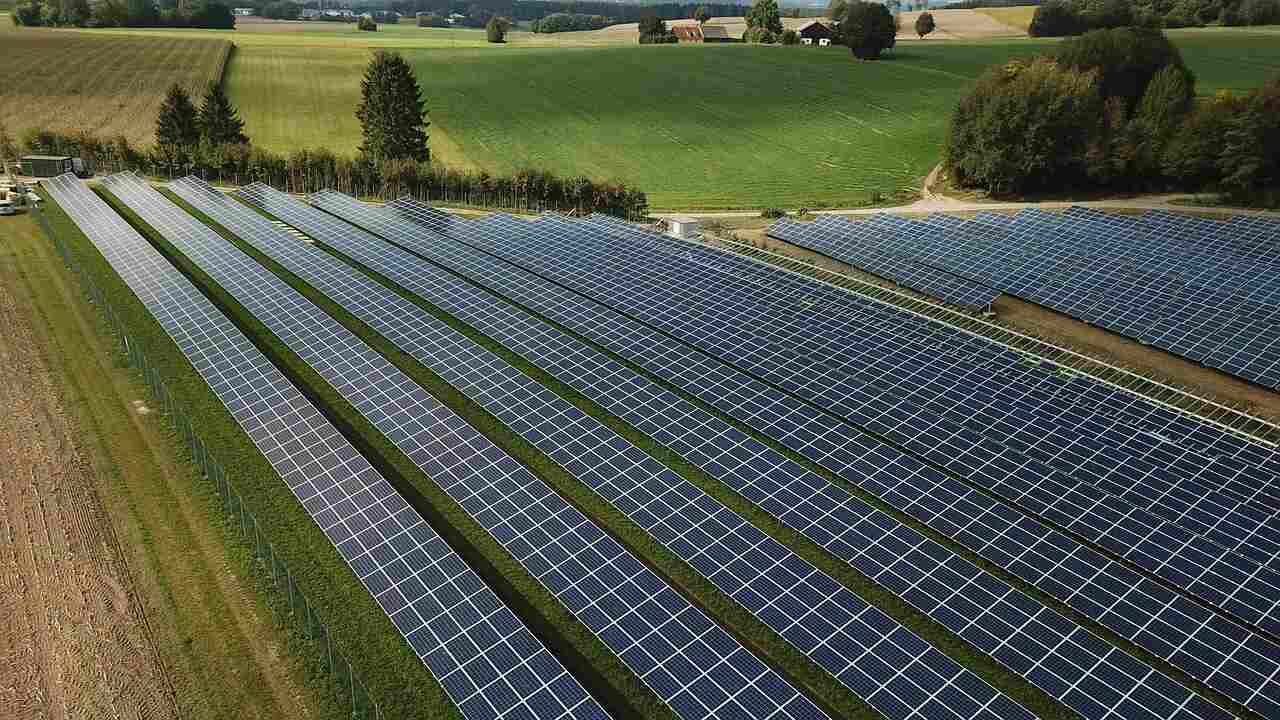 20 જુલાઈ, 2023 ના રોજ, વેબસોલ એનર્જી સિસ્ટમ્સ(Websol Energy Systems)ના શેરની કિંમત માત્ર 84.45 રૂપિયા હતી. આ 17 મહિનામાં કંપનીના શેરની કિંમતમાં 2000 ટકાનો વધારો થયો છે. તમને જણાવી દઈએ કે, કંપની 1994થી ફોટોવોલ્ટેઈક સેલ અને બેટરીનું ઉત્પાદન કરી રહી છે. કંપનીનું ઉત્પાદન કેન્દ્ર પશ્ચિમ બંગાળમાં છે. કંપનીના ઉત્પાદનો ભારતમાં અને વિદેશમાં વેચાય છે.