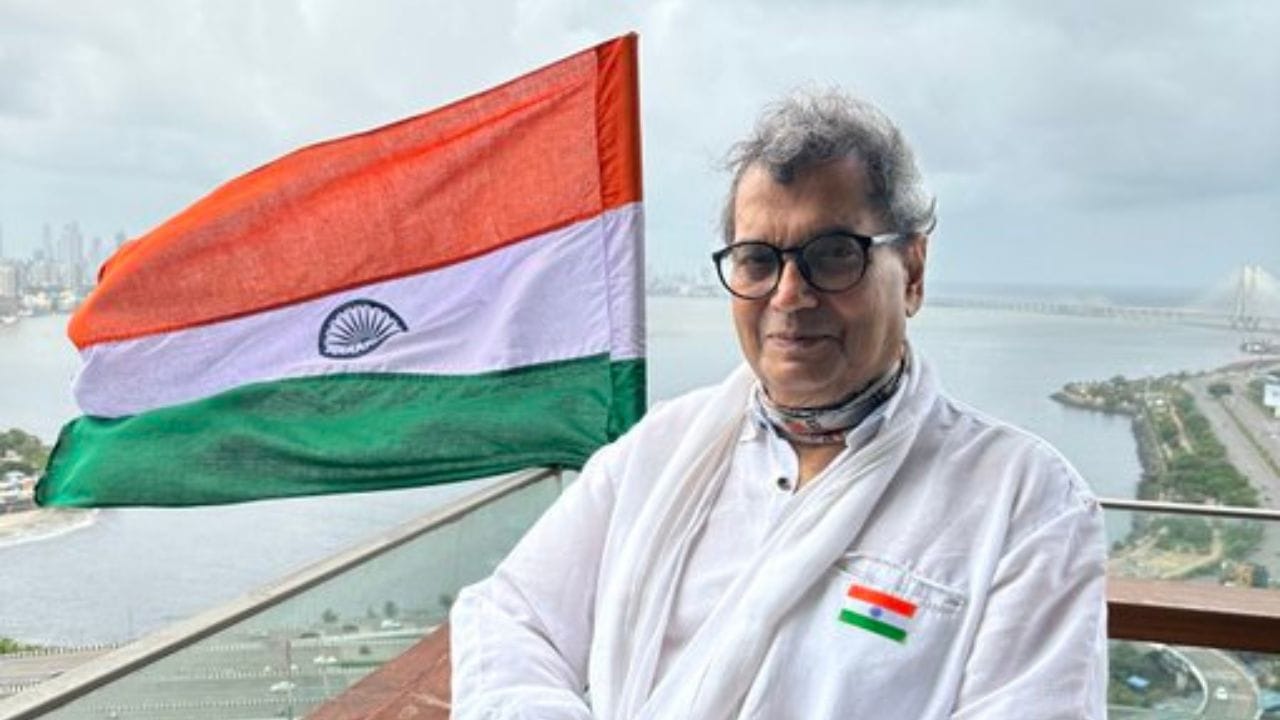 તમને જણાવી દઈએ કે, નાગપુરમાં જન્મેલા સુભાષ ઘાઈ શુરુઆતમાં અભિનેતા બનવા માંગતા હતા પરંતુ તેમણે અનેક કલાકારોને સુપરસ્ટાર બનાવી દીધા છે. રાજ કપુર બાદ સુભાષ ઘાઈને બોલિવુડનો બીજા શોમેન કહેવામાં આવે છે. વર્ષ 2006માં તેમને ફિલ્મ ઈકબાલ માટે સન્માનિત કરવામાં આવ્યા હતા.