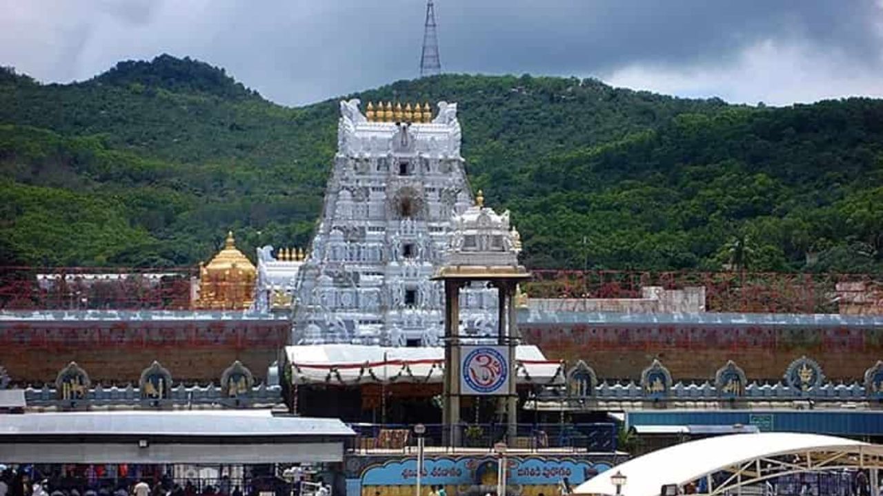 Tirupati Balaji Mandir : તમને જણાવી દઈએ કે સપ્ટેમ્બર 2024માં આ મંદિરને લઈને આવા સમાચાર સામે આવ્યા હતા, જે ખૂબ ચર્ચાનો વિષય બન્યો હતો. અને આ વખતે તિરુપતિ બાલાજી મંદિરના સમાચારમાં રહેવાનું સૌથી મોટું અને ખાસ કારણ મંદિરમાં ઉપલબ્ધ પ્રસાદ એટલે કે તિરુપતિના પ્રખ્યાત લાડુ પ્રસાદનું હતું. અહીં પ્રસાદ તરીકે ચઢાવવામાં આવતા મોટા લાડુને ધાર્મિક રીતે ખૂબ જ શુભ માનવામાં આવે છે, પરંતુ આ વર્ષે લાડુમાં ભેળસેળના સમાચારે સૌને ચોંકાવી દીધા હતા.
