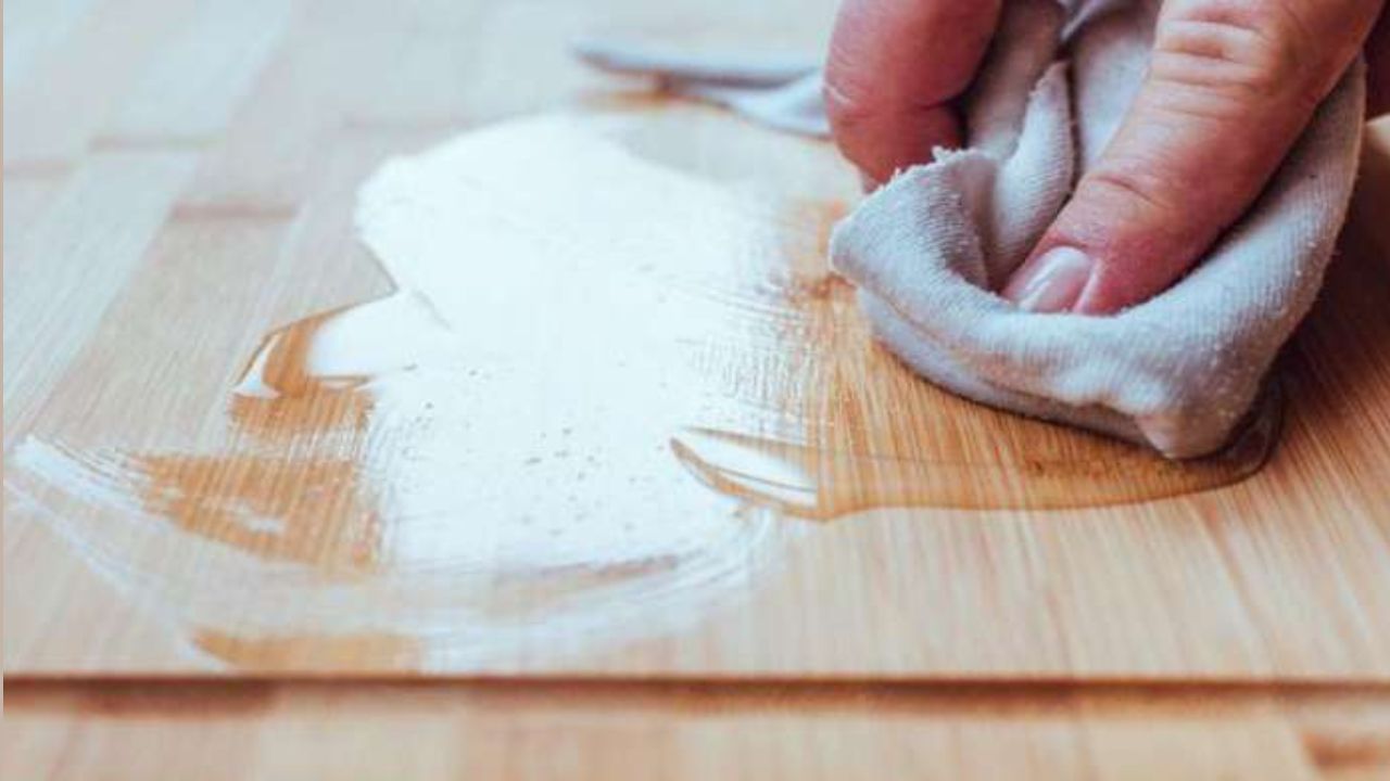 રસોડામાં કેટલીક વસ્તુઓનું વારંવાર ઢોળાવુ શુભ નથી. સામાન્ય રીતે રસોડામાં વસ્તુઓ પડવી સામાન્ય વાત છે, પરંતુ જો કેટલીક વસ્તુઓ વારંવાર પડી કે ઢોળાઈ જતી હોય તો તે ખરાબ સંકેત હોઈ શકે છે. વાસ્તુશાસ્ત્ર અનુસાર રસોડામાં અમુક ચોક્કસ વસ્તુઓ વારંવાર ઢોળાવી આવી રહેલી મુશ્કેલીનો સંકેત હોઈ શકે છે. 