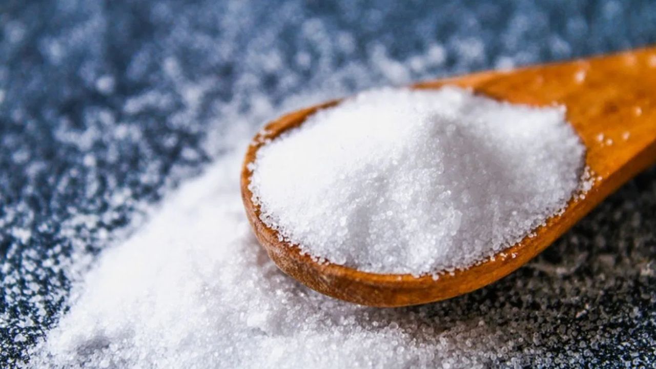 રસોડામાં મીઠું ઢોળાવું : મીઠું એક એવો પદાર્થ છે જેનો ઉપયોગ ઘરમાં વારંવાર થાય છે. મીઠું શુક્ર અને ચંદ્ર સાથે સંબંધિત માનવામાં આવે છે. રસોડામાં મીઠું ઢોળાવું એ પણ સારો સંકેત નથી. જો તમારા રસોડામાં મીઠું વારંવાર ઢોળાતુ રહે છે તો સમજી લેવું કે તમારે માત્ર પૈસા જ નહીં પરંતુ વૈવાહિક જીવનમાં પણ સમસ્યાનો સામનો કરવો પડી શકે છે. મીઠું વારંવાર ઢોળાવું એ પણ તમારી આર્થિક નબળાઈની નિશાની છે.તેથી, પૈસા અને વૈવાહિક જીવન સંબંધિત સમસ્યાઓથી બચવા માટે તમારે લક્ષ્મી-નારાયણની પૂજા કરવી જોઈએ અને શુક્રવારે સફેદ વસ્તુઓનું દાન કરવું જોઈએ.