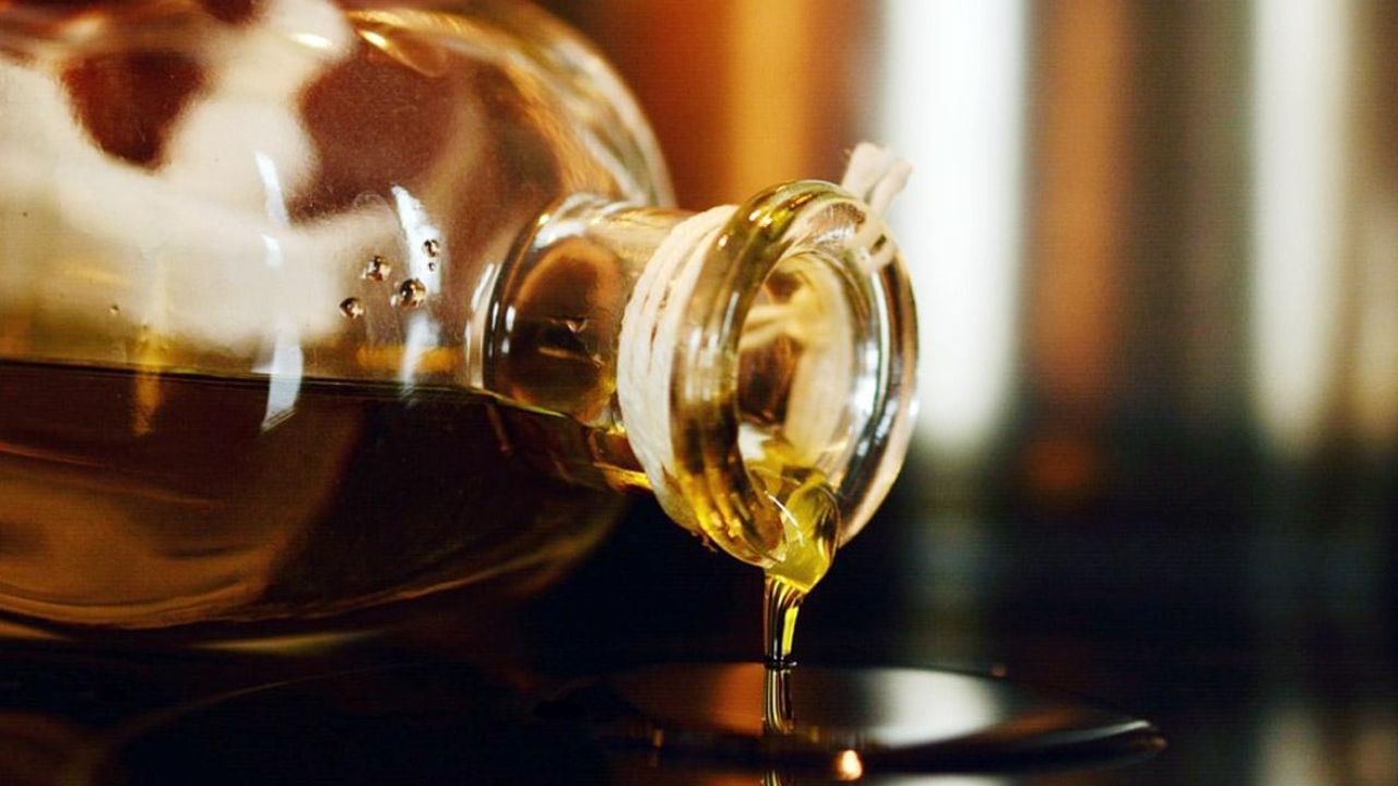 સરસવનું તેલ ઢોળાવુ  : જો તમારા રસોડામાં ક્યારેય સરસવનું તેલ છલકાય કે ઢોળાઈ જાય છે, તો તેને બિલકુલ અવગણશો નહીં. આ એ વાતનો સંકેત છે કે તમે અથવા તમારા પરિવારના કોઈપણ સભ્ય શનિ દોષ હેઠળ છો અને શનિ ગ્રહ સંબંધિત સમસ્યાઓ હોઈ શકે છે. તેથી શનિ દોષના કારણે વ્યક્તિ દ્વારા કરવામાં આવેલ કામ પણ બગડી જાય છે. તેથી દર શનિવારે એક પાત્રમાં થોડું તેલ ભરો અને પરિવારના સભ્યોના હાથને સ્પર્શ કરાવી તેનું દાન કરો