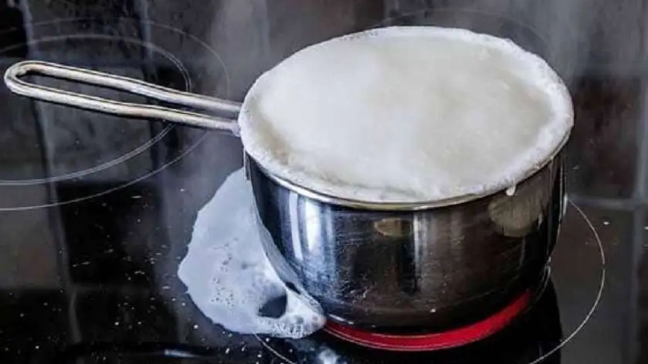 દૂધ ઉભરાવું : જો ગેસ પર મૂકેલું ઉભરાઈ જાય તો તે પણ અશુભ સંકેત માનવામાં આવે છે. દૂધનો સંબંધ ચંદ્રમાં સાથે હોય છે. દૂધને ગરમ કરવા માટે અગ્નિનો ઉપયોગ થાય છે જે મંગળનો કારક હોય છે. શાસ્ત્ર અનુસાર મંગળ અને ચંદ્રની વૃત્તિ વિપરીત હોય છે. જ્યારે ઉકળતું દૂધ અગ્નિમાં પડે છે તો તેનાથી ઘરમાં કલેશની સ્થિતિ ઉત્પન થાય છે. તેથી ઘરમાં જ્યારે દૂધ ગરમ કરો ત્યારે હંમેશા સાવધાની રાખવી કે દૂધ ઉભરાઈ ન જાય.