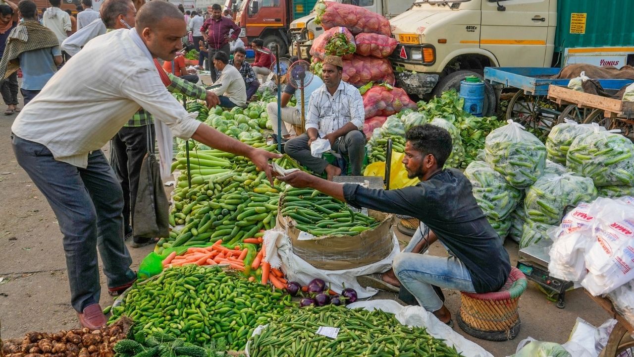 આ સિવાય ડુંગળી અને લસણને પણ ફ્રીજમાં રાખવા જોઈએ નહિ. ડુંગળીને ફ્રીજમાં રાખવાથી તે જલ્દી બગડી જાય છે.બટાકા અને શક્કરિયાને પણ ખુલ્લી હવામાં રાખવા જોઈએ. 