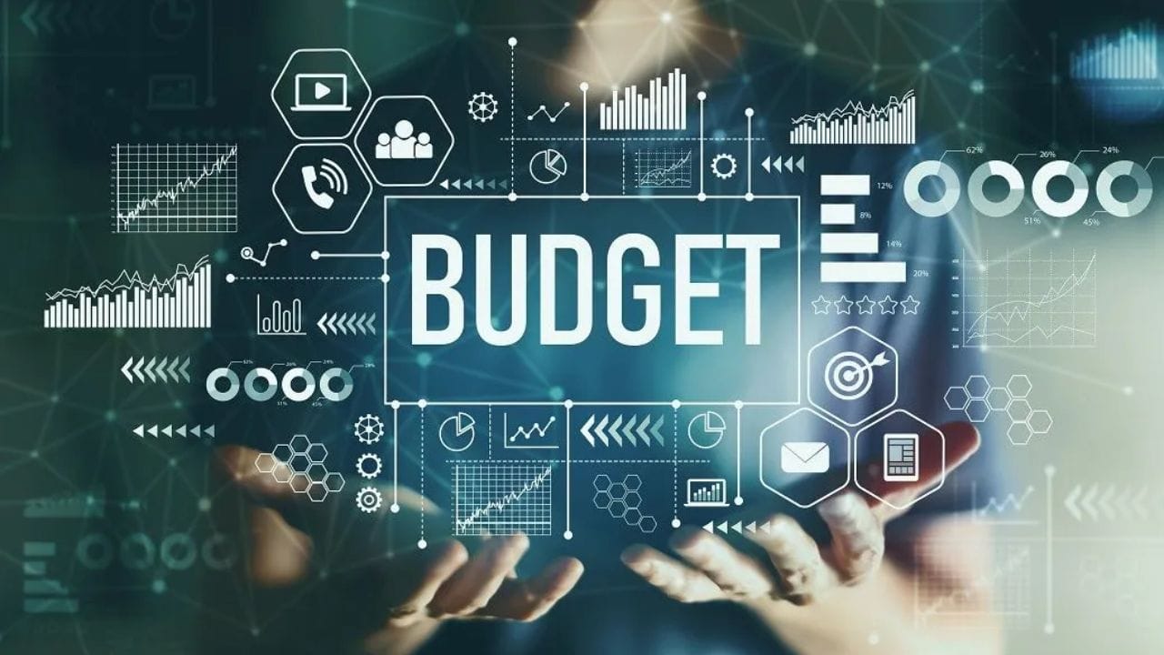 Budget 2025: નાણા પ્રધાન નિર્મલા સીતારમણ 1 ફેબ્રુઆરીએ દેશનું સામાન્ય બજેટ રજૂ કરશે, તેથી બજેટ રજૂ થવામાં માત્ર થોડા કલાકો બાકી છે. મોદી સરકારના ત્રીજા કાર્યકાળનું આ બીજું બજેટ છે. બજેટમાં ઘણી વસ્તુઓ સસ્તી અને મોંઘી હોય છે જેની સીધી અસર કરદાતાઓ પર પડે છે. આવી સ્થિતિમાં લોકોને આ બજેટ પાસેથી ઘણી અપેક્ષાઓ છે. દરેક વર્ગના લોકો પાસેથી સસ્તા મકાનો, ટેક્સમાં કાપ અને રોજગારની ઘણી અપેક્ષાઓ છે. આવી સ્થિતિમાં, જો તમે પણ વિચારી રહ્યા હોવ કે બજેટ કેવી રીતે, ક્યારે અને ક્યાં જોવું, તો આ સમાચાર તમારા માટે ઉપયોગી સાબિત થઈ શકે છે, કારણ કે અહીં અમે તમને જણાવવા જઈ રહ્યા છીએ કે તમે લાઈવ સ્ટ્રીમિંગ કેવી રીતે, ક્યારે અને ક્યાં જોઈ શકો છો. 