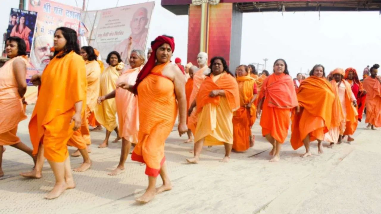 How mahila Naga Sadhus take bath in Mahakumbh during periods:સ્ત્રી નાગા સાધ્વીઓને અખાડામાં માઇ, અવધૂતાની અથવા નાગિન તરીકે ઓળખવામાં આવે છે. નાગા સાધુ બનતા પહેલા, તેમણે પોતાનું જ પિંડ દાન અને મુંડન કરવું પડે છે. નાગિન સાધુ બનવા માટે, તેઓએ 10 થી 15 વર્ષ સુધી સખત બ્રહ્મચર્યનું પાલન કરવું પડશે. સ્ત્રી નાગા સાધુઓ પુરૂષ નાગા સાધુઓથી અલગ હોય છે. મહિલા નાગા સાધુ પુરૂષ નાગા સાધુની જેમ દિગંબર નથી રહેતા, પરંતુ તે ઓ, ભગવા રંગના સિવડાવ્યા વગરના કપડા ધારણ કરે છે. આ કારણે તેમને માસિક ધર્મ દરમિયાન કોઈ મુશ્કેલીનો સામનો કરવો પડતો નથી. નાગા સાધ્વીઓ કુંભ મેળામાં ભાગ લે છે અને ગંગામાં સ્નાન ત્યારે જ કરે છે જ્યારે તેઓ માસિક સ્રાવ ન થતો હોય.