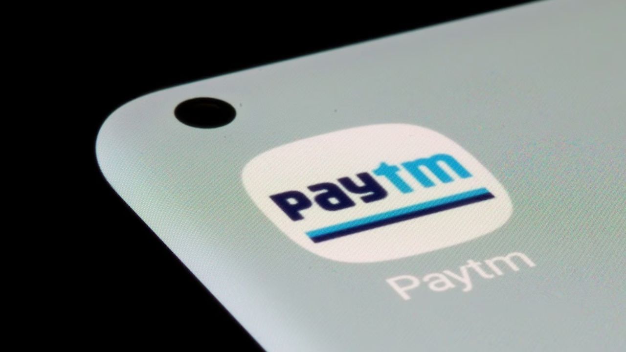 Paytm Share Price: પેમેન્ટ એગ્રીગેટર Paytm ની પેરેન્ટ કંપની One97 Communications ના શેર, ગુરુવાર, 16 જાન્યુઆરીએ 6% સુધી વધ્યા. બ્રોકરેજ ફર્મ એમકે ગ્લોબલ દ્વારા પેટીએમને 'બાય' રેટિંગમાં અપગ્રેડ કર્યા પછી શેરના ભાવમાં ઉછાળો આવ્યો હતો. MK એ Paytm પર તેની લક્ષ્ય કિંમત પણ ₹750 થી વધારીને ₹1,050 કરી છે. આજે પેટીએમના શેર રૂ. 879 પર ખૂલ્યા હતા અને રૂ. 926.70ની દિવસની ટોચે પહોંચ્યા હતા. સવારે 11.20 વાગ્યે, તેઓ 5.51 ટકાના વધારા સાથે રૂ. 906.40 પર ટ્રેડ કરી રહ્યા હતા.