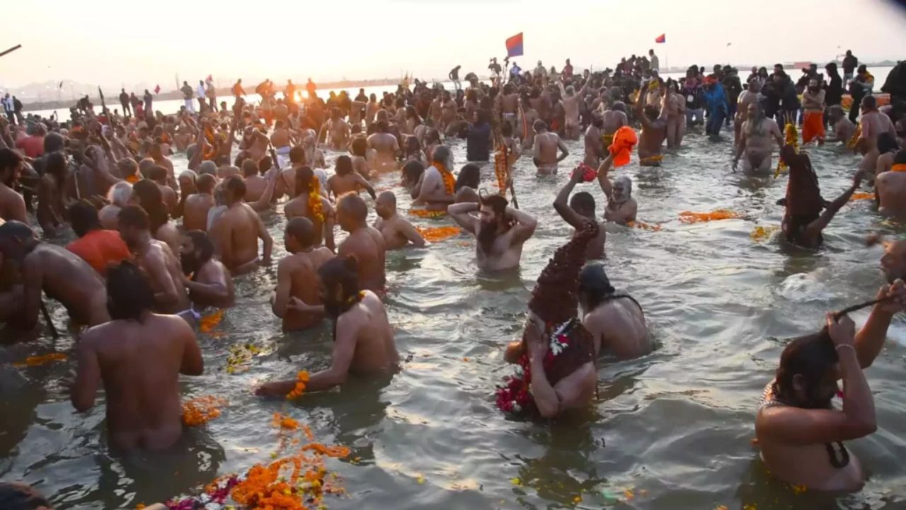 Which date PM Modi take kumbh snan : 144 વર્ષ પછી આવેલા 'કુંભ' સ્નાનમાં ભાગ લેવા માટે દરેક લોકો ઉત્સાહિત છે. દરરોજ સામાન્ય લોકોથી લઈને ખાસ લોકો સુધીના લોકો પવિત્ર સ્નાન માટે સંગમના કિનારે પહોંચી રહ્યા છે. બધાનો એક જ ઉદ્દેશ્ય છે - પાપોમાંથી મુક્તિ, આધ્યાત્મિક શુદ્ધિકરણ અને મૃત્યુ પછી મુક્તિની પ્રાપ્તિ. 