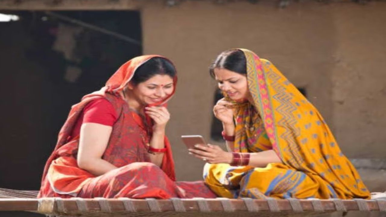 લખપતિ દીદી યોજના એ એક સ્કિલ ડેવલપમેન્ટ ટ્રેનિંગ પ્રોગ્રામ છે. આ યોજનાના માધ્યમથી મહિલાઓને વિવિધ કુશળતાઓ માટે તાલીમ આપવામાં આવે છે જેથી તેઓ સ્વતંત્ર રીતે કમાઈ શકે.