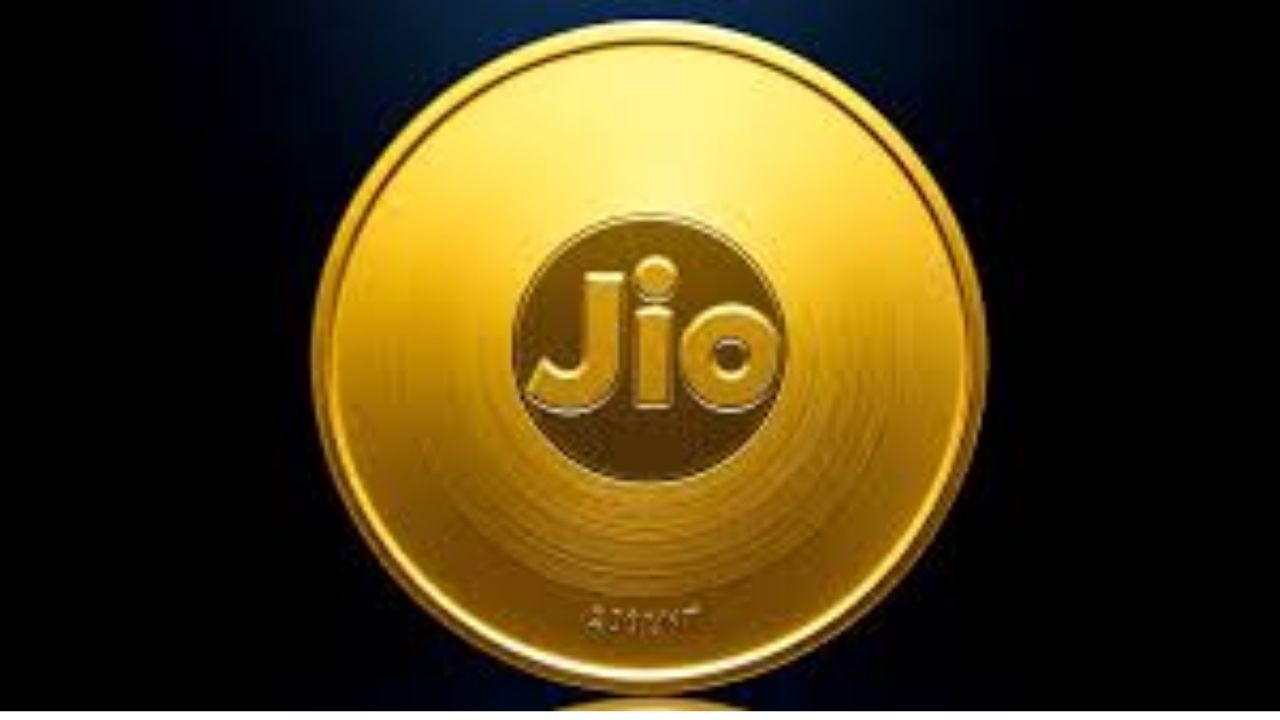 Jio Coin એક પ્રકારનું ટોકન છે, જે પોલીગોન બ્લોકચેન પર કામ કરે છે. આ ટોકન અથવા Jio સિક્કાનો ઉપયોગ કરીને, વપરાશકર્તાઓ Jioની સેવાઓને ઍક્સેસ કરી શકે છે. આ સાથે, વપરાશકર્તાઓ મોબાઇલ રિચાર્જ, રિલાયન્સ સ્ટોર્સ, JioMart અને રિલાયન્સ ગેસ સ્ટેશન પર ખરીદી પર લાભ મેળવી શકે છે.