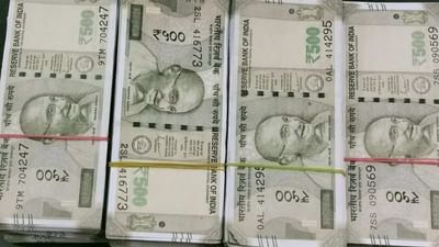 સરકારી કર્મચારાીઓ આઠમા પગાર પંચની આતુરતાથી રાહ જોઈ રહ્યા હતા. ઘણા લાંબા સમયથી આ અંગેના સમાચાર ચર્ચાતા હતા. પીએમ મોદીએ કેન્દ્ર સરકારના કર્મચારીઓ માટે આઠમા પગાર પંચની રચનાને મંજૂરી આપી દીધી છે. સરકારે કહ્યું છે કે તેને વર્ષ 2026થી લાગુ કરવામાં આવશે.