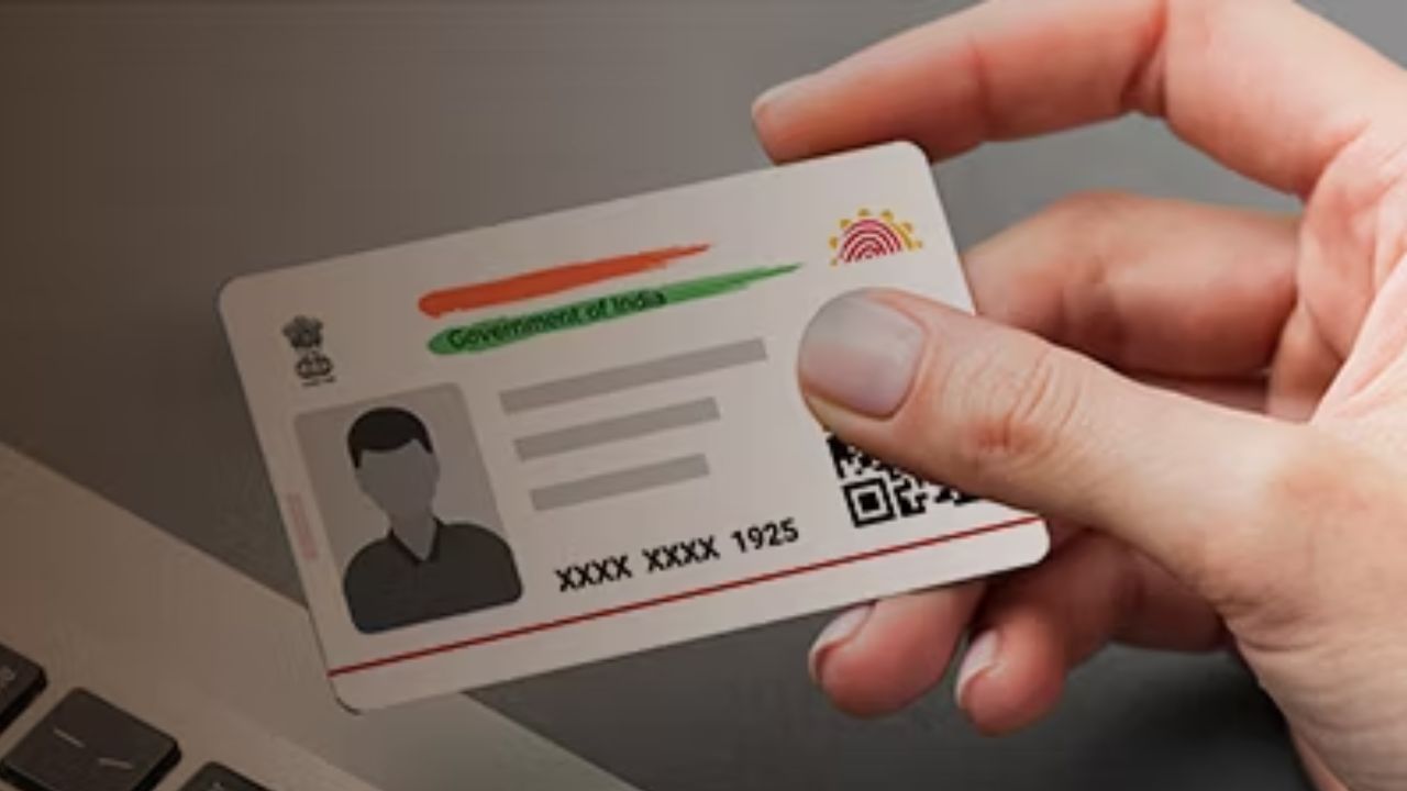 Masked AADHAAR CARD સામાન્ય આધાર કાર્ડનું સિક્રેટ વર્ઝન છે. વાસ્તવમાં તે તમારા આધાર નંબરના પહેલા 8 નંબરને છુપાવે છે. આમાં ફક્ત છેલ્લા 4 નંબરો બતાવવામાં આવે છે. જ્યારે તમે તમારું માસ્ક કરેલું આધાર કાર્ડ કોઈની સાથે શેર કરો છો, ત્યારે ફક્ત તમારી બેઝિક ડિટેલ્સ તેની પાસે જાય છે. હવે તમે આ માસ્ક કરેલા આધાર કાર્ડ ક્યાંથી મેળવી શકશો. તમે તેને સામાન્ય આધાર કાર્ડની જેમ જ ડાઉનલોડ કરી શકો છો. નીચે તેની સંપૂર્ણ પ્રક્રિયા વાંચો.
