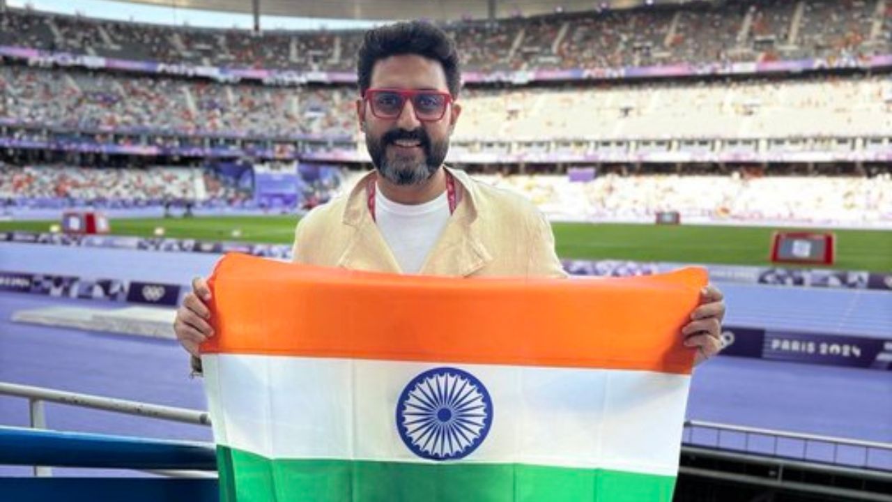 મુંબઈ સ્થિત જમનાબાઈ નરસી સ્કૂલ અને બોમ્બે સ્કોટિશ સ્કૂલ પછી, અભિષેકે દિલ્હી સ્થિત મોર્ડન સ્કૂલમાંથી પોતાનો અભ્યાસ પૂર્ણ કર્યો.