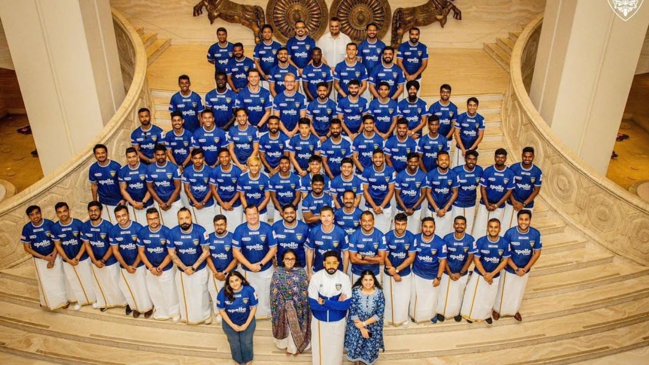 અભિષેકને ફૂટબોલ મેચોમાં પણ ખૂબ રસ છે. તે ભારતીય ફૂટબોલ ક્લબ ચેન્નાઈયન એફસીનો સહ-માલિક છે. તેની કિંમત 30 કરોડ રૂપિયાથી વધુ છે.