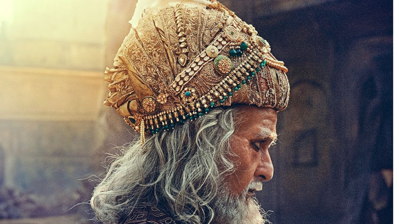  વિકી કૌશલની મોસ્ટ અવેટેડ ફિલ્મ 'છાવા' 14 ફ્રેબુ્આરીના રોજ રિલીઝ થશે, જેની ચાહકો આતુરતાથી રાહ જોઈ રહ્યા છે. આ ફિલ્મના પાત્રોના લુક વિશે ઘણી ચર્ચા થઈ રહી છે, જેમાં અક્ષય ખન્નાની સૌથી વધુ ચર્ચા થઈ રહી છે. આ ફિલ્મમાં અક્ષય ઔરંગઝેબની ભૂમિકા ભજવી રહ્યો છે,  