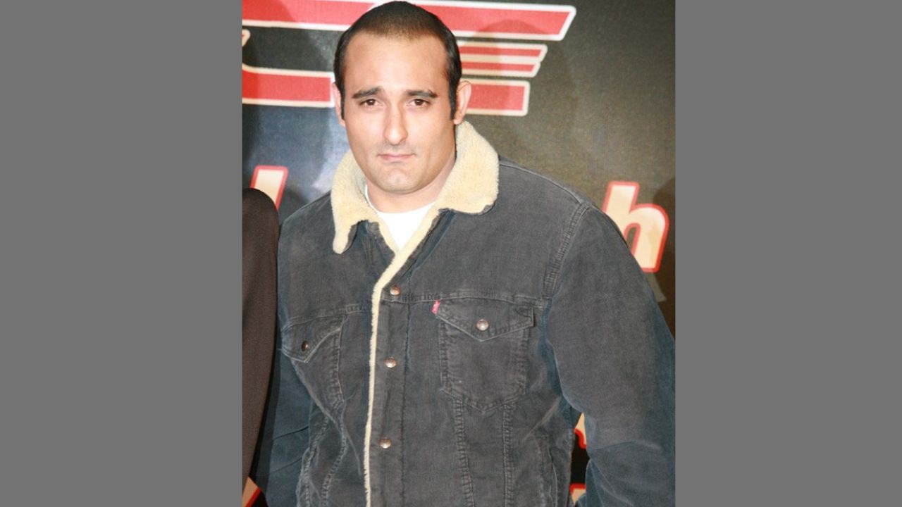 ઈન્ડસ્ટ્રીમાં સફળ કારકિર્દી હોવા છતાં, અક્ષય ખન્નાએ હજુ સુધી લગ્ન કર્યા નથી. ભલે આ અભિનેતાનું નામ ઘણી બોલિવૂડ અભિનેત્રીઓ સાથે જોડાયું હતું, તેમ છતાં આજે કુંવારો છે.