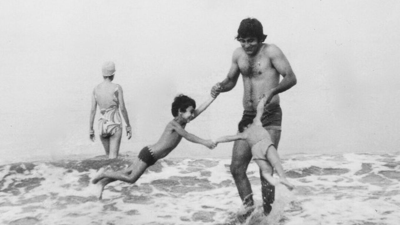 બોલિવૂડના પ્રખ્યાત અભિનેતા અક્ષય ખન્ના છાવા ફિલ્મમાં જોવા મળશે. આ અભિનેતાની ગણતરી બોલિવૂડના સ્ટાર કિડ્સમાં થાય છે. અક્ષય ખન્ના દિવંગત અભિનેતા વિનોદ ખન્નાનો નાનો પુત્ર છે.