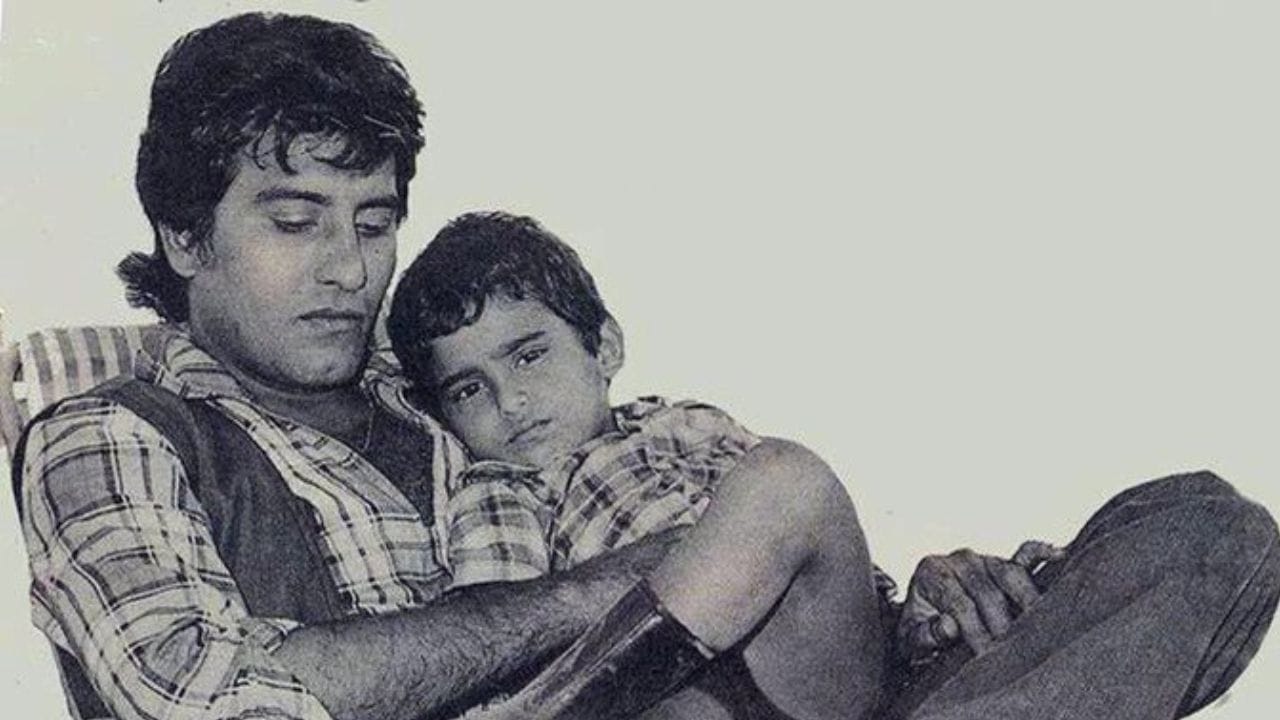 અક્ષય ખન્નાનો જન્મ 28 માર્ચ 1975ના રોજ અભિનેતા અને રાજકારણી વિનોદ ખન્ના અને તેમની પત્ની ગીતાંજલિ તલીયાર ખાનને ત્યાં થયો હતો.ખન્નાના પિતા, એક પંજાબી હિન્દુ, હિન્દી સિનેમાના અભિનેતા હતા,જેનું 2017માં અવસાન થયું હતું, અભિનેતા રાહુલ ખન્ના તેનો મોટો ભાઈ છે.