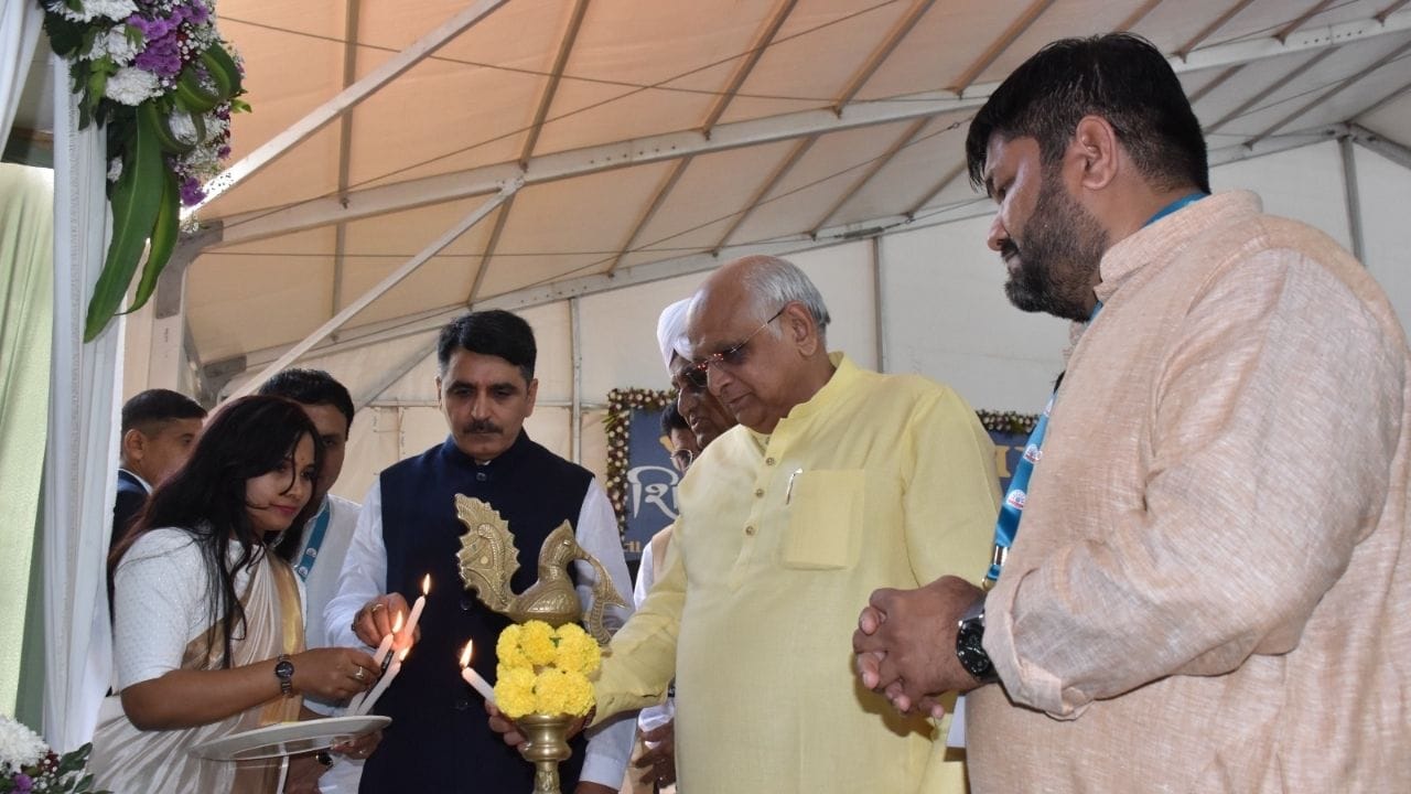 આ પ્રસંગે સમાજના શૈક્ષણિક સંકુલ માટે માતબર દાન આપનાર ચૌધરી સમાજના દાતાઓનું મહાનુભાવોના હસ્તે સન્માન કરવામાં આવ્યું હતું. આંજણા સમાજના સર્વાંગી વિકાસ માટે અંદાજે રૂ. 300 કરોડથી વધુના ખર્ચે આધુનિક બહુહેતુક વૈશ્વિક કક્ષાનું 'આંજણા ધામ’ નિર્માણ પામશે.