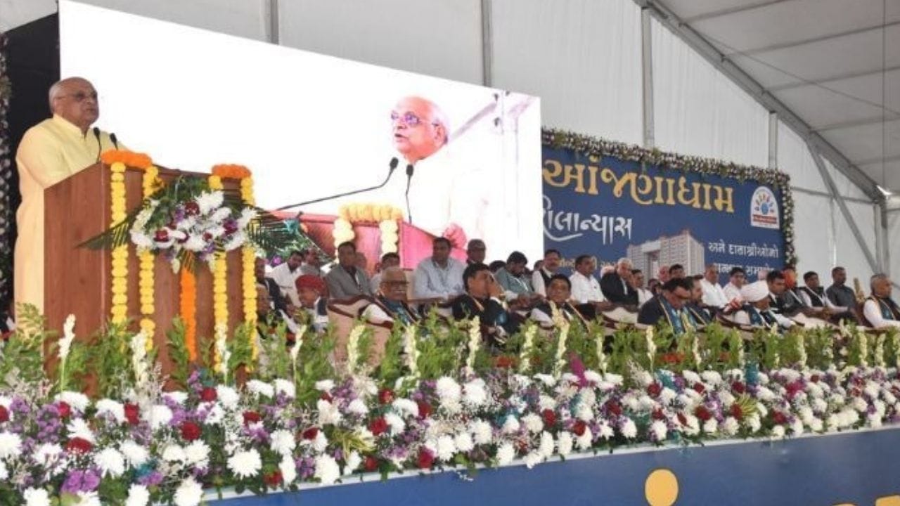 તો મુખ્યમંત્રી ભૂપેન્દ્ર પટેલે કહ્યું કે,આંજણા ચૌધરી સમાજ તો અર્બુદા માતાના વંશજો છે અને સમાજશક્તિનો પરિચય સમાજે દેશવિદેશમાં પણ આપ્યો છે. ગ્રામ-સંસ્કૃતિ, કૃષિ, દૂધ ઉત્પાદન અને પશુપાલન ક્ષેત્રે પરસેવો પાડી સિદ્ધિના શિખરો સર કરનારો આ પુરૂષાર્થી સમાજ છે.