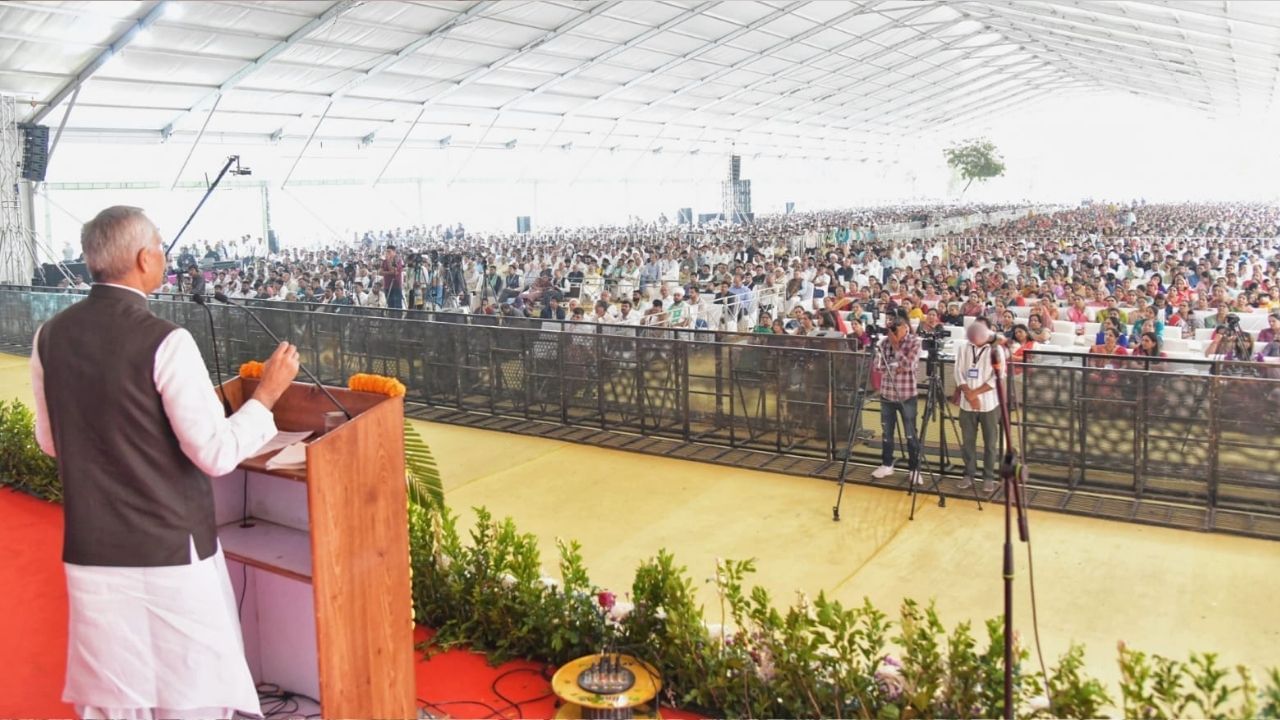 આંજણાધામ માટે દાન આપનાર સમાજના દાનવીર આગેવાનોનું રાજ્યપાલ અને મુખ્યમંત્રીના હસ્તે સન્માન કરાયું હતું. રાજ્યપાલ આચાર્ય દેવવ્રતજીએ સ્વયં પણ રૂપિયા પાંચ લાખના દાનની ઘોષણા કરી હતી અને કહ્યું હતું કે, પરિશ્રમ અને મહેનતનો પૈસો પવિત્ર હોય છે.