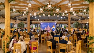 13 જાન્યુઆરીના રોજ અબુ ધાબીના બી.એ.પી.એસ. હિન્દુ મંદિરમાં 'એકતા, વિવિધતા અને સંવાદિતા' ની થીમ અંતર્ગત વિશિષ્ટ ઉજવણીમાં વિશ્વભરના 20 થી વધુ દૂતાવાસોના ડિફેન્સ એટેચીઓ, પરિવારો અને મહાનુભાવો સામેલ થયા હતા. આ કાર્યક્રમમાં ભારત, બેલ્જિયમ, કેનેડા, કોમોરોસ ટાપુ, ઝેક રિપબ્લિક, ડેનમાર્ક, ઇજિપ્ત, ફ્રાન્સ, જર્મની, ગ્રીસ, ઇટાલી, જાપાન, નેધરલેન્ડ, કોરિયા, મોઝામ્બિક, ટાંઝાનિયા, સર્બિયા, સ્વિટ્ઝર્લૅન્ડ વગેરે દેશોના સંરક્ષણ એટેચીઓ સાથે વિભિન્ન રાષ્ટ્રીયતાઓ અને સંસ્કૃતિઓનું પ્રતિનિધિત્વ કરતાં અનેક લોકોએ હાજરી આપી હતી, જે આંતર-સાંસ્કૃતિક સંવાદ અને સમજણને પ્રોત્સાહન આપવા માટે મંદિરની ભૂમિકા અને પ્રભાવને દર્શાવે છે. બી.એ.પી.એસ. ટ્રસ્ટી બોર્ડના સભ્યો અને સ્વયંસેવકો દ્વારા આમંત્રિત પ્રતિનિધિઓનું પારંપરિક રીતે પુષ્પહાર તથા પુષ્પગુચ્છ દ્વારા ઉષ્માભર્યું સ્વાગત કરવામાં આવ્યું હતું.