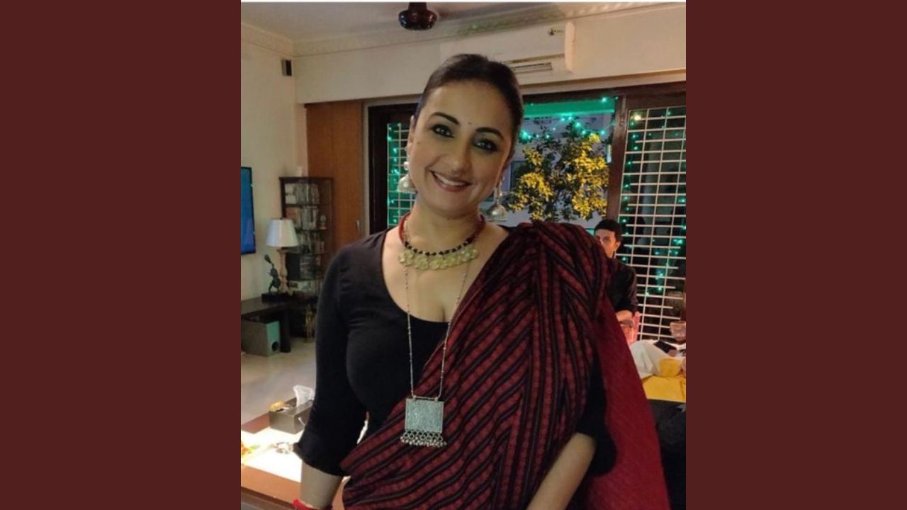 બોલિવુડ ફિલ્મ છાવામાં અભિનેતા આશુતોષ રાણા સરસેનાપતિ હંબીરાવ મોહિતના પાત્રમાં જોવા મળશે. જેના માટે તેમણે 80 લાખ રુપિયા મળ્યા છે.દિવ્યા દત્તા છાવામાં સોયરાબાઈનું પાત્ર નિભાવી રહી છે. આ ભૂમિકા માટે તને 45 લાખ રુપિયા મળ્યા છે. છાવા ફિલ્મમાં તેની ભૂમિકા મહત્વની છે.