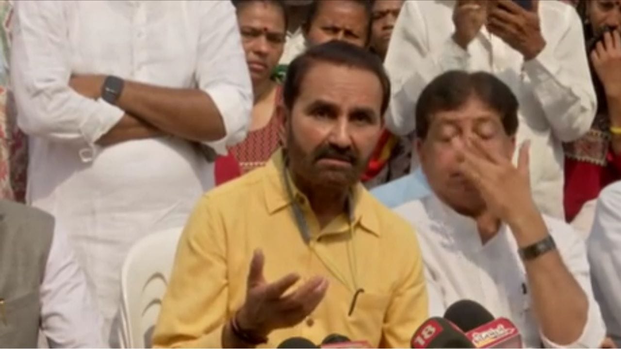 Ahmedabad : રબારી વસાહતમાં ડિમોલિશન બાદ રાજનીતિ તેજ, શક્તિસિંહ ગોહિલે લીધી સ્થળની મુલાકાત, જુઓ Video Ahmedabad : રબારી વસાહતમાં ડિમોલિશન બાદ રાજનીતિ તેજ, શક્તિસિંહ ગોહિલે લીધી સ્થળની મુલાકાત, જુઓ Video