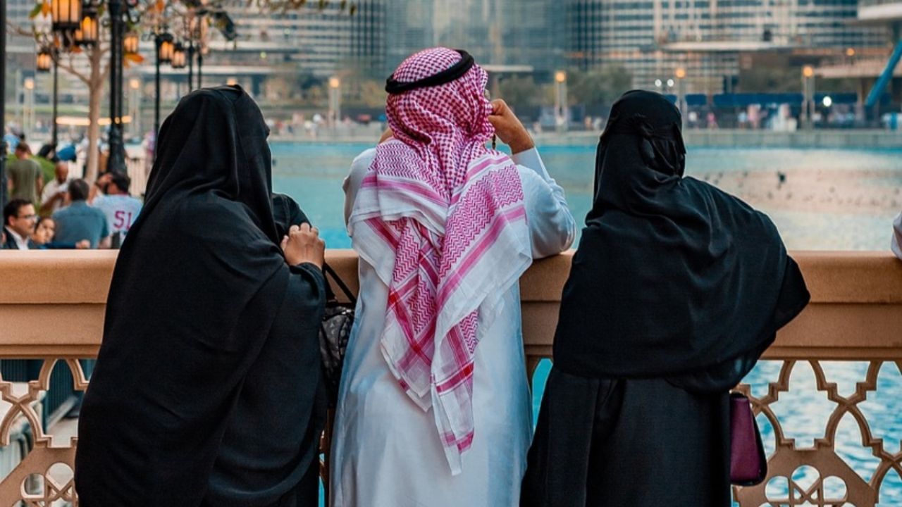 સાઉદી અરેબિયા અને અન્ય ઇસ્લામિક દેશો: ઇસ્લામ અનુસાર, એક પુરુષને ચાર પત્નીઓ રાખવાની છૂટ છે, જો કે તે બધી પત્નીઓ સાથે સમાન ન્યાય સાથે વર્તે. આ પ્રથા સાઉદી અરેબિયા, સંયુક્ત આરબ અમીરાત, કતાર, ઓમાન અને અન્ય ઇસ્લામિક દેશોમાં પ્રચલિત છે. જોકે, આ દેશોમાં પણ બહુપત્નીત્વ પર કાનૂની અને સામાજિક પ્રતિબંધો છે.