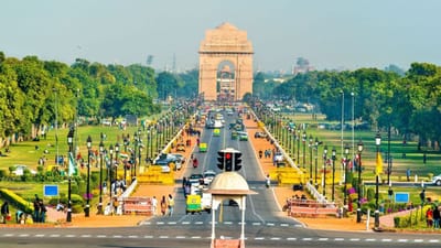 દિલ્હીમાં ગેરકાયદેસર વસાહતીઓ વસવાટ કરી રહ્યા છે ત્યારે તે વિરુદ્ધ દિલ્હી પોલીસ અભિયાન ચલાવ્યું છે. પોલીસના આ અભિયાનમાં ગેરકાયદેસર વસાહતીઓને સતત તડીપાર કરવામાં આવી રહ્યા છે. મળતી માહિતી મુજબ અત્યાર સુધી 33 થી વધુ ગેરકાયદેસર ઇમિગ્રન્ટ્સને દેશનિકાલ કરવામાં આવ્યા છે.