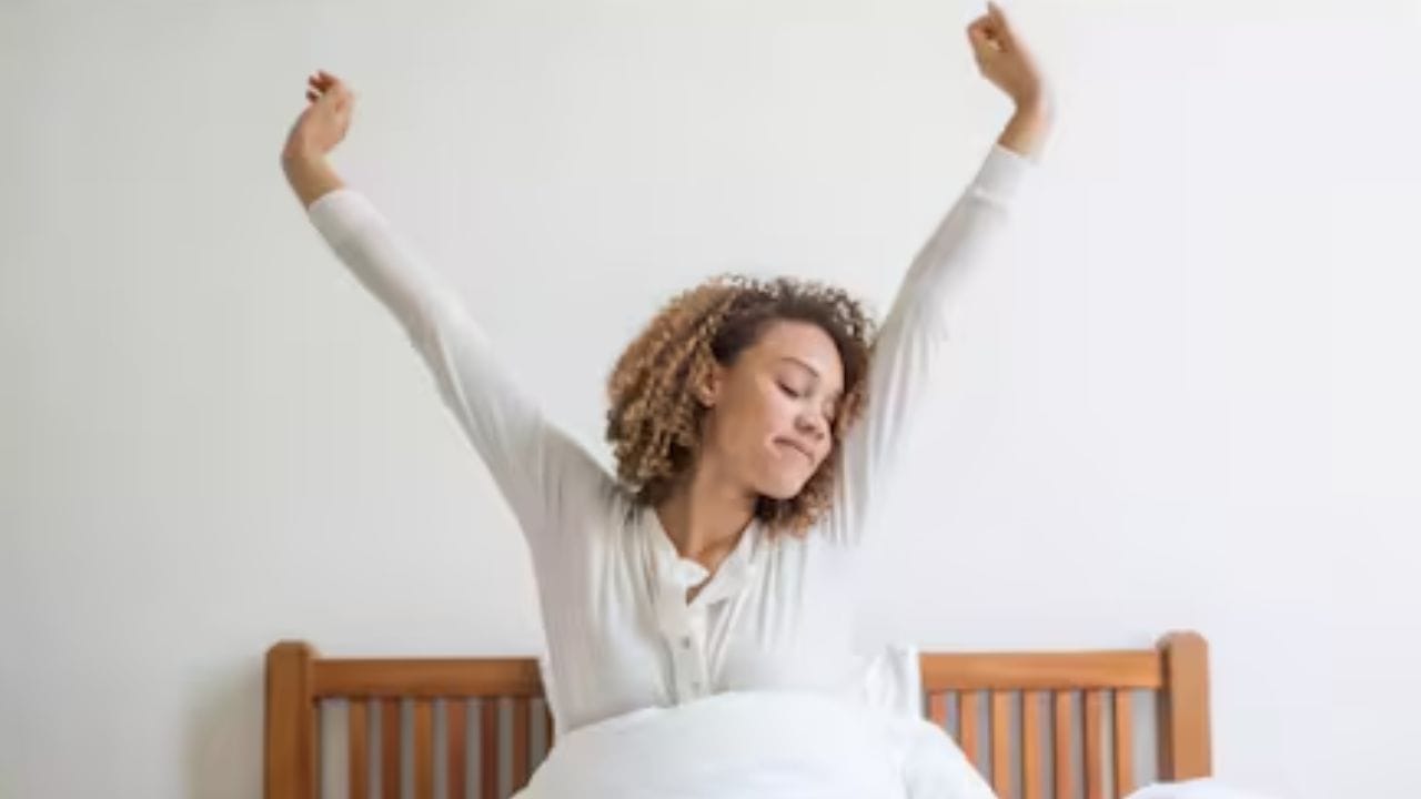 થાક અને ઊંઘ: થાકેલા કે ઊંઘમાં હોય ત્યારે બગાસું આવવું સામાન્ય છે. આ શરીરની પોતાની જાતને સ્થિર રાખવાની રીત છે.
તણાવ: તણાવ પણ બગાસું આવવાનું કારણ હોઈ શકે છે. તણાવને કારણે શરીરમાં ઘણા પ્રકારના હોર્મોન્સ મુક્ત થાય છે જે બગાસું આવવાની પ્રક્રિયાને ઉત્તેજિત કરી શકે છે.

