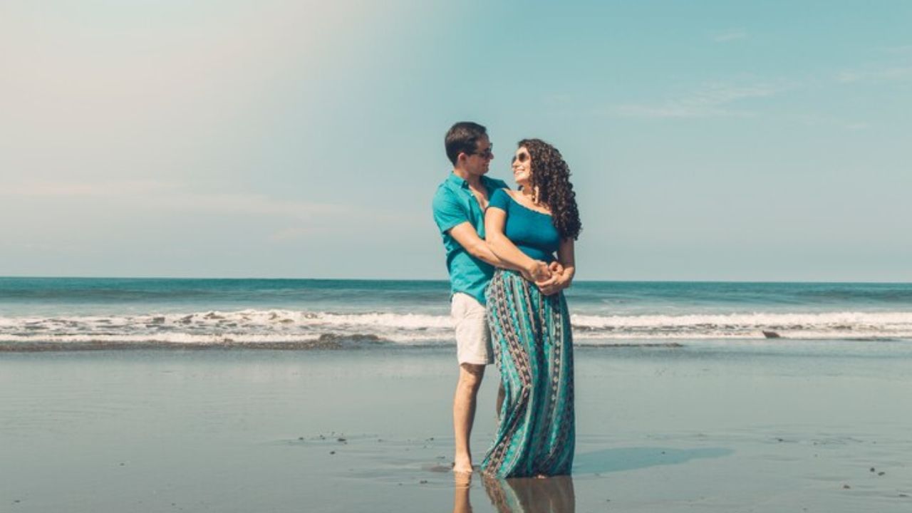 Honeymoon શબ્દ પ્રાચીન બેબીલોન અને રોમમાં ઉદ્ભવ્યો હોવાનું કહેવાય છે, જ્યાં કન્યાના પિતા વરરાજાને મધ અને થોડો આલ્કોહોલ ધરાવતું એક પીણું પીરસતા હતા.