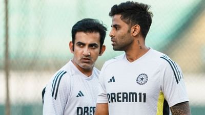 ટીમ ઈન્ડિયાએ પાંચ મેચની T20 શ્રેણીમાં શરૂઆતની બંને મેચ જીતી લીધી છે. ટીમ ઈન્ડિયાએ અત્યાર સુધી બંને મેચોમાં અલગ-અલગ પ્લેઈંગ ઈલેવન સાથે પ્રવેશ કર્યો છે અને ત્રીજી T20માં પણ આ જ માહોલ જોવા મળી શકે છે. પરંતુ સવાલ એ છે કે રાજકોટમાં રમાનાર મેચમાંથી સુકાની સૂર્યકુમાર યાદવ કોને બહાર કરશે અને પ્લેઈંગ ઈલેવનમાં કયો ખેલાડી સ્થાન મેળવી શકશે?